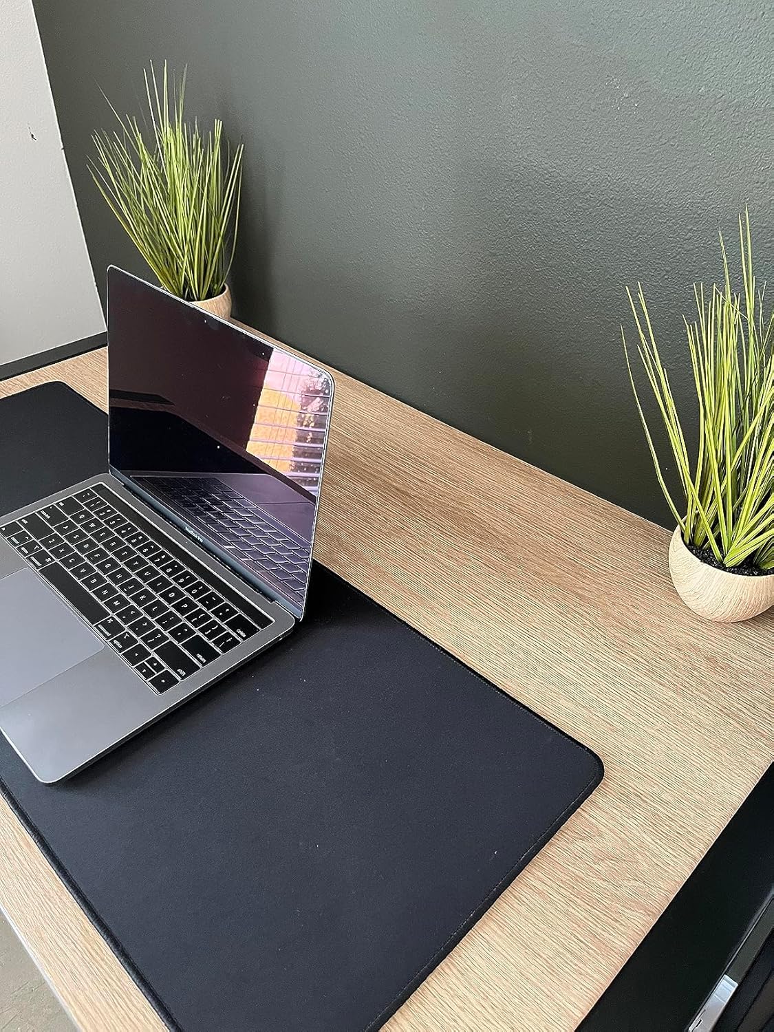 24x197inch Wide Brown Wood Contact Paper Peel and Stick Countertop Oak Walnut Textured Wallpaper Light Wood Grain Vinyl Wrap Air Guide Slot Design Matte Thickened Self-Adhesive Waterproof Wall Sticker