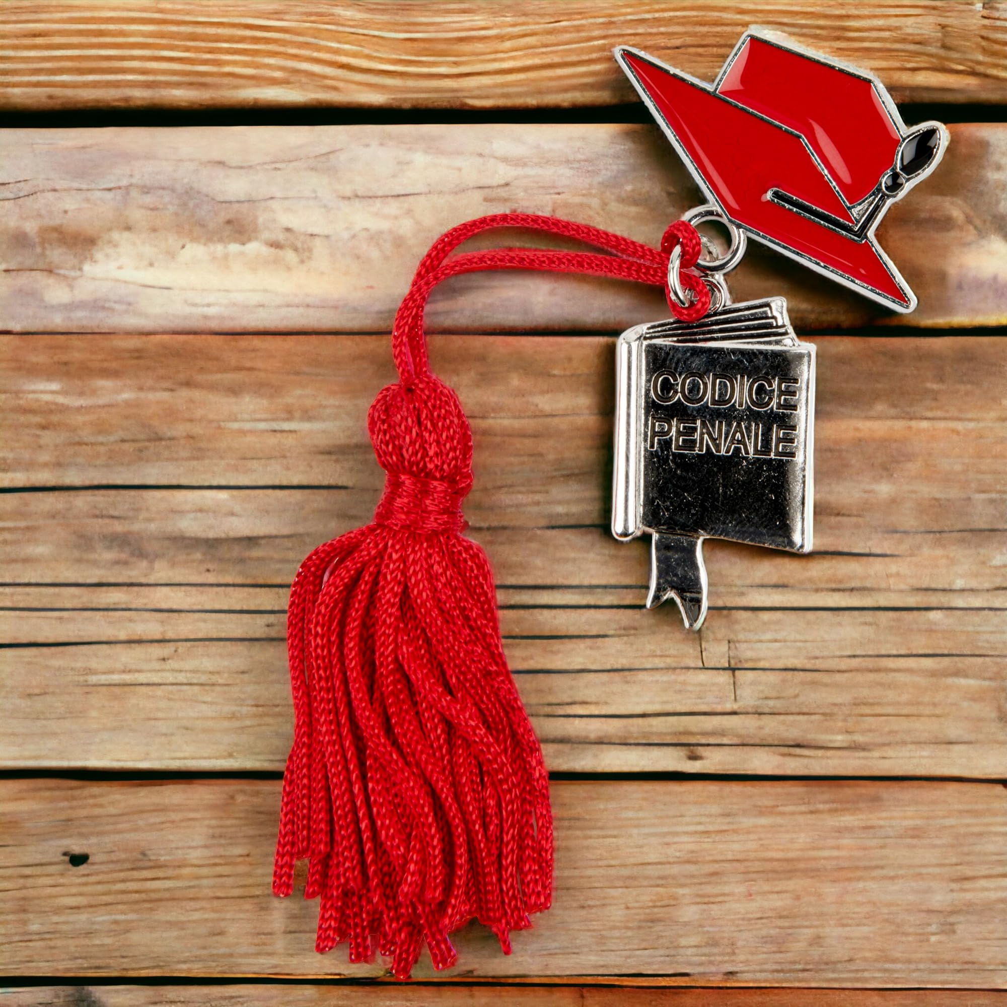 Doni Bomboniere Laurea 48PZ Pendente con Codice Penale in Legge Confettata Giurisprudenza Pensierini Aprifesta Gadget Nappina E Tocco Rosso Idee Regalo Complete Originali Economiche