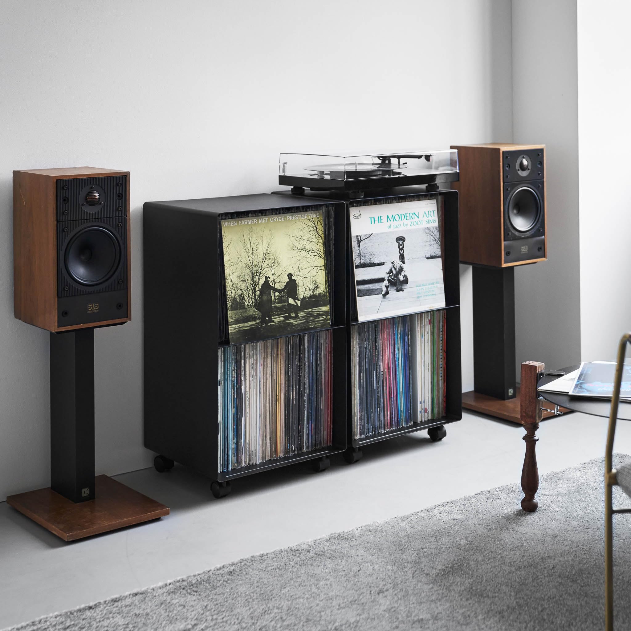 YAMAZAKI 10230 TOWER 2-stöckiges Schallplatten-Regal mit Rollen, schwarz, Stahl/Nylon, minimalistisch, 40 x 38 x 73,3 cm (L x B x H)