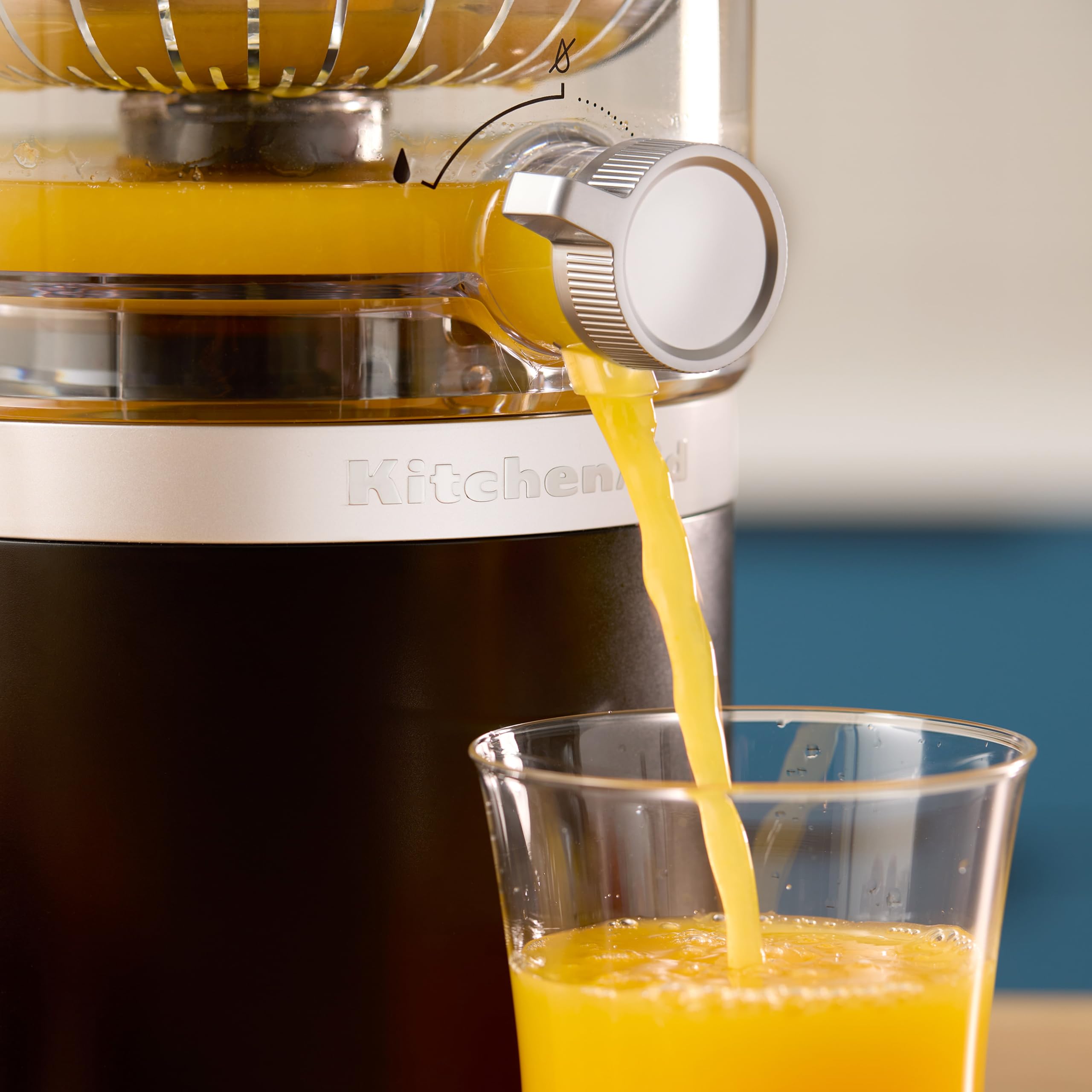 KitchenAid Go Kabellose Zitruspresse, Auto-Umkehrreiber, 473ml BPA-freier Behälter, spülmaschinenfest, für Orangen, Zitronen & Limetten, Akku separat, Mattschwarz