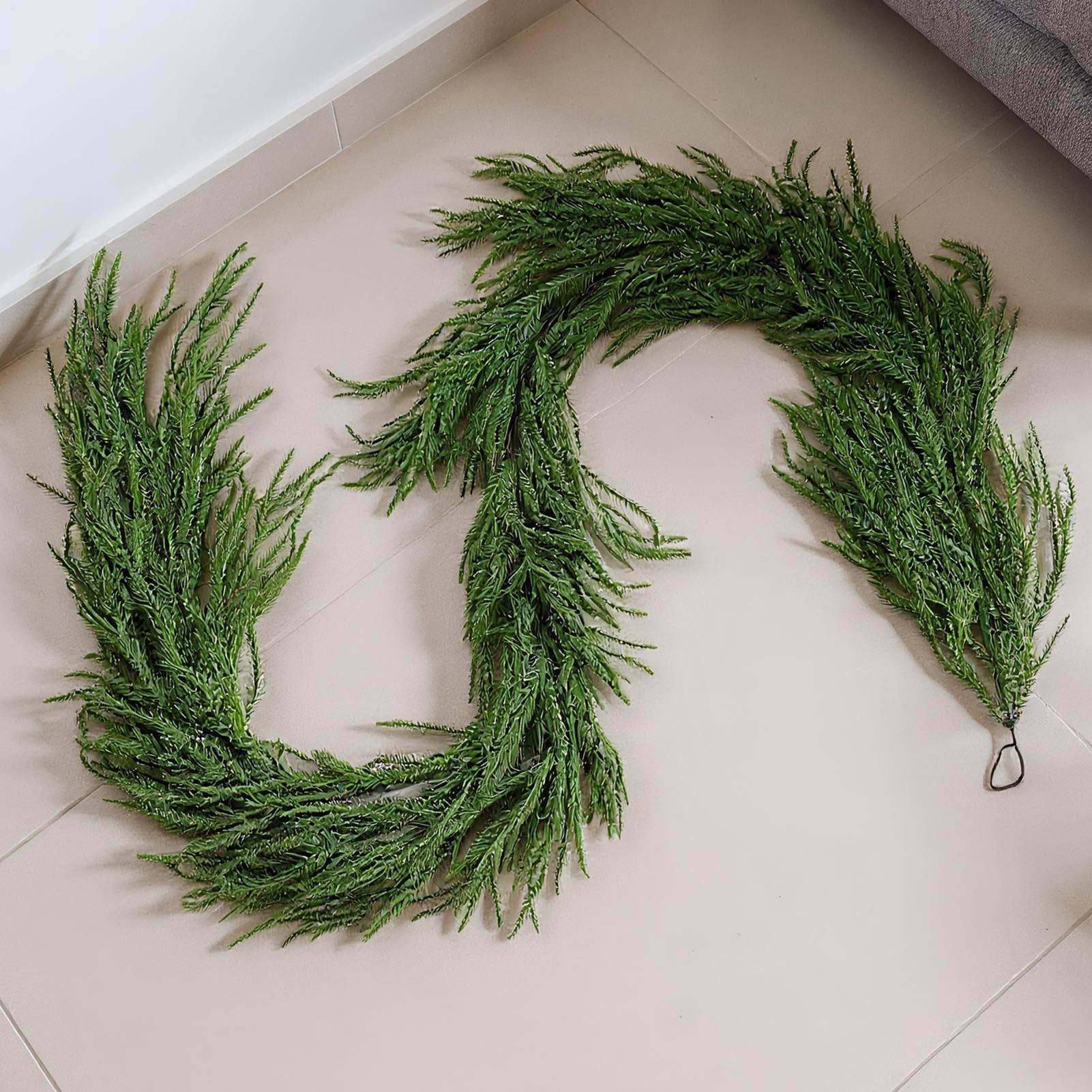 Girlande aus Kiefernholz, dekorativ, zum Aufhängen, fühlt sich echt an | Künstlicher Weihnachtskranz für Outdoor, Festival, Kaminsims, Tischgeländer, Tür, Baum, Veranda, Kamin, Fenster, Wand, Treppe