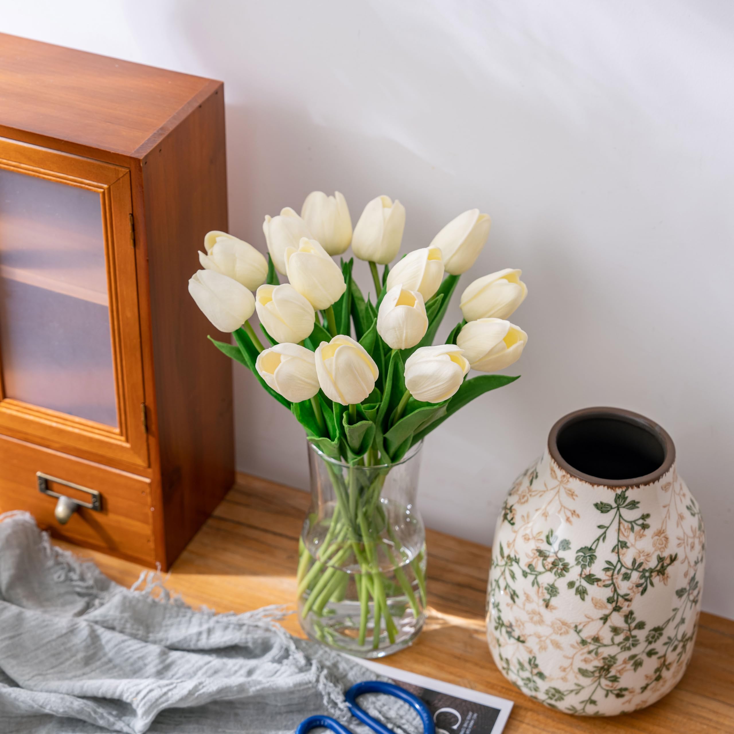 Amazon｜ホワイトチューリップの花瓶付き造花、フェイクチューリップ