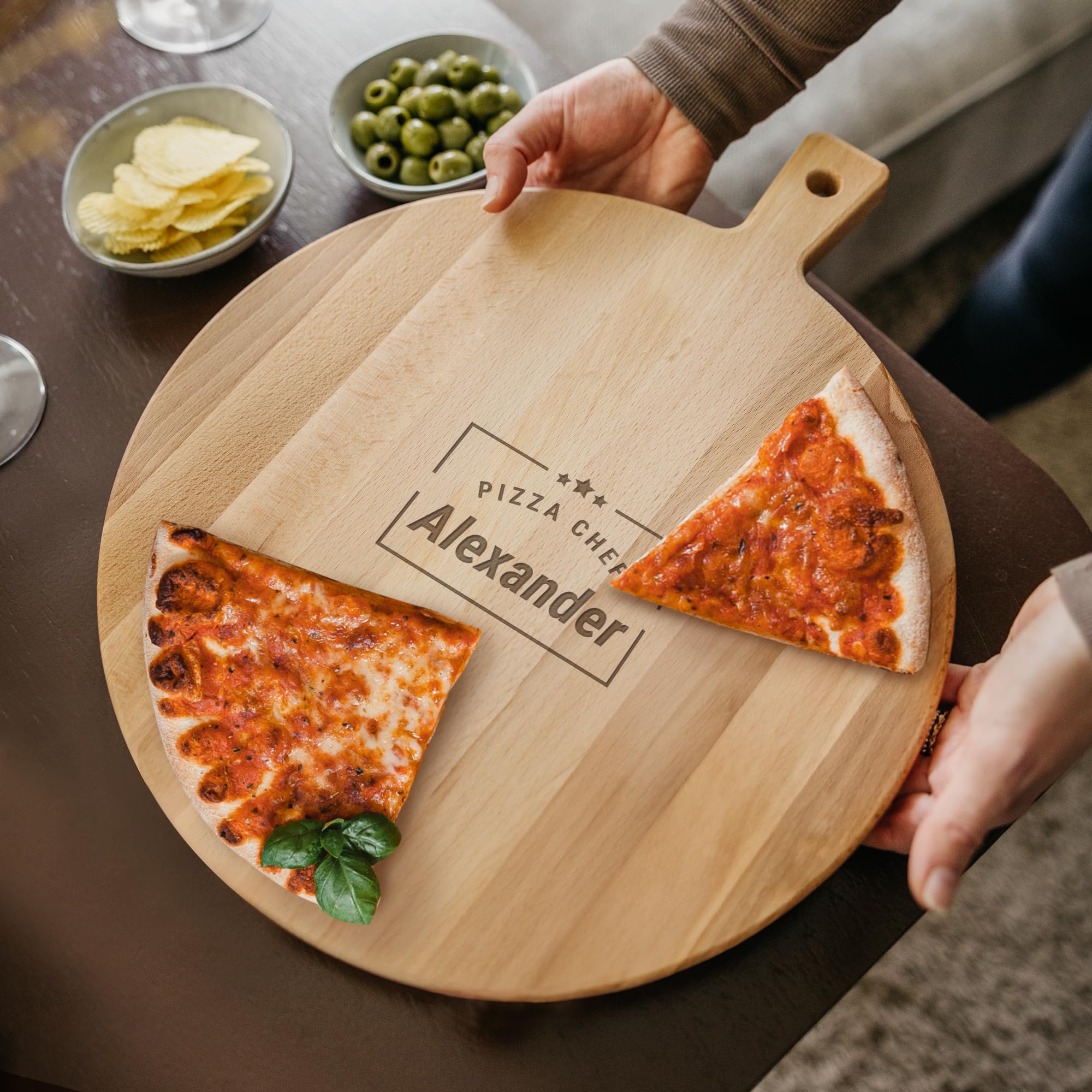 Planche à Pizza en Bois Personnalisée - Planche Ronde en Bois Massif pour Couper et Servir les Pizzas, avec une Gravure de grande Qualité réalisée au Laser, Personnalisable avec Nom et Texte