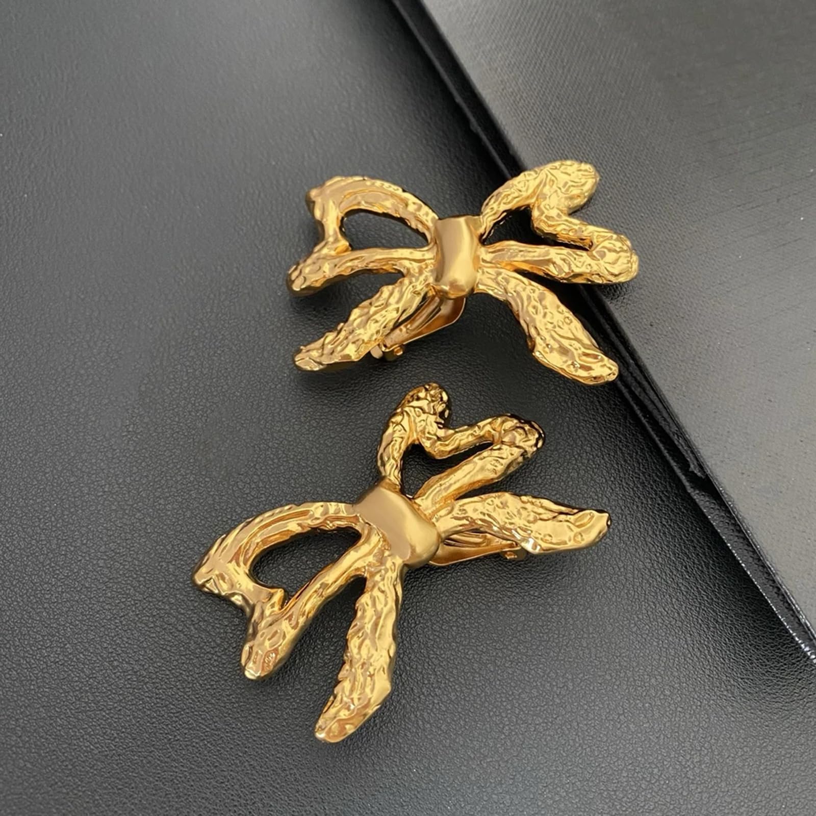 Orecchini a clip minimalisti a forma di fiocco, da donna, realizzati in robusto rame, orecchini tradizionali con design curvato