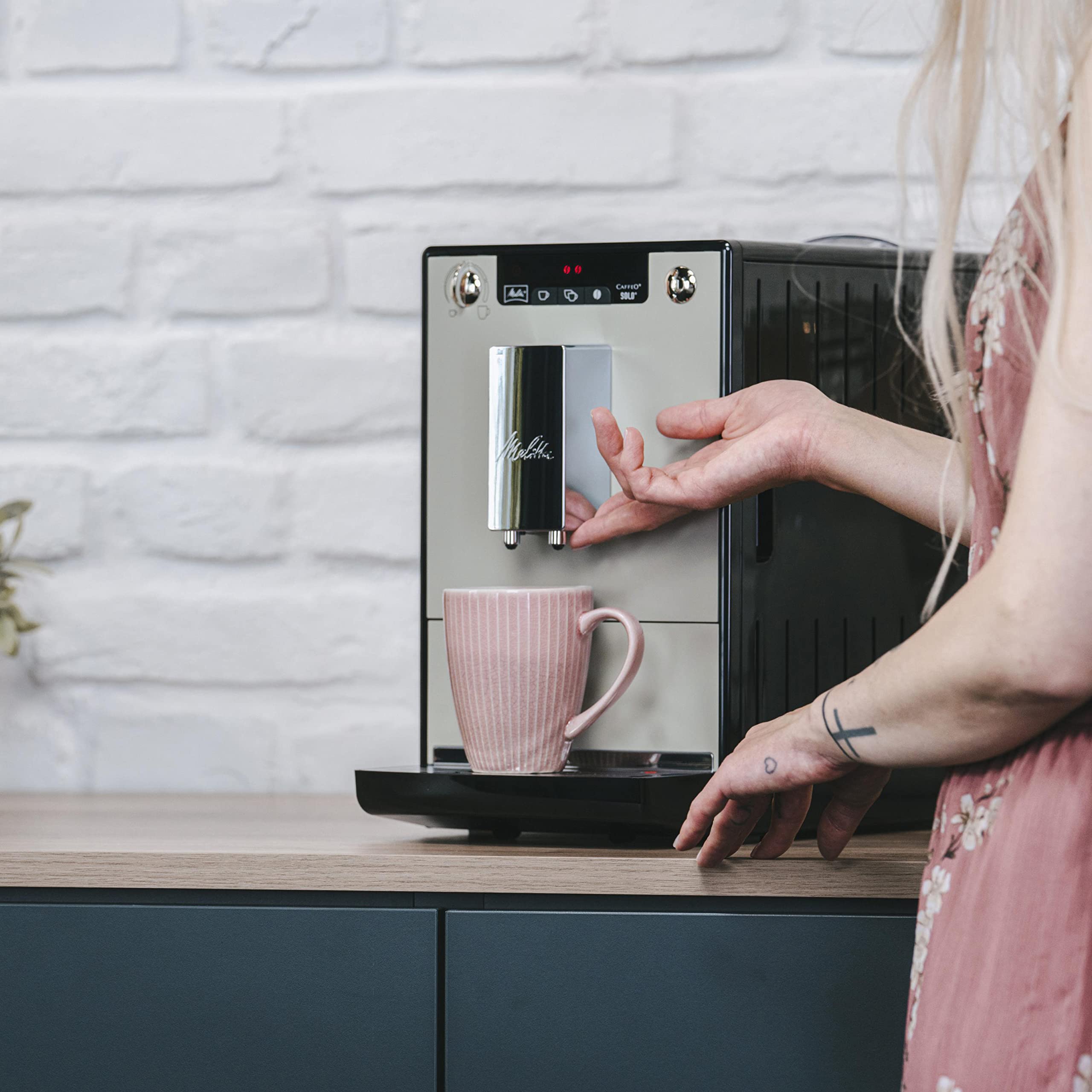 Melitta Solo – Macchina da caffè – Funzione 2 tazze – beccuccio regolabile – macina conica – intensità del caffè regolabile in 3 livelli – edizione limitata – Sandy Grey (E950 – 777)