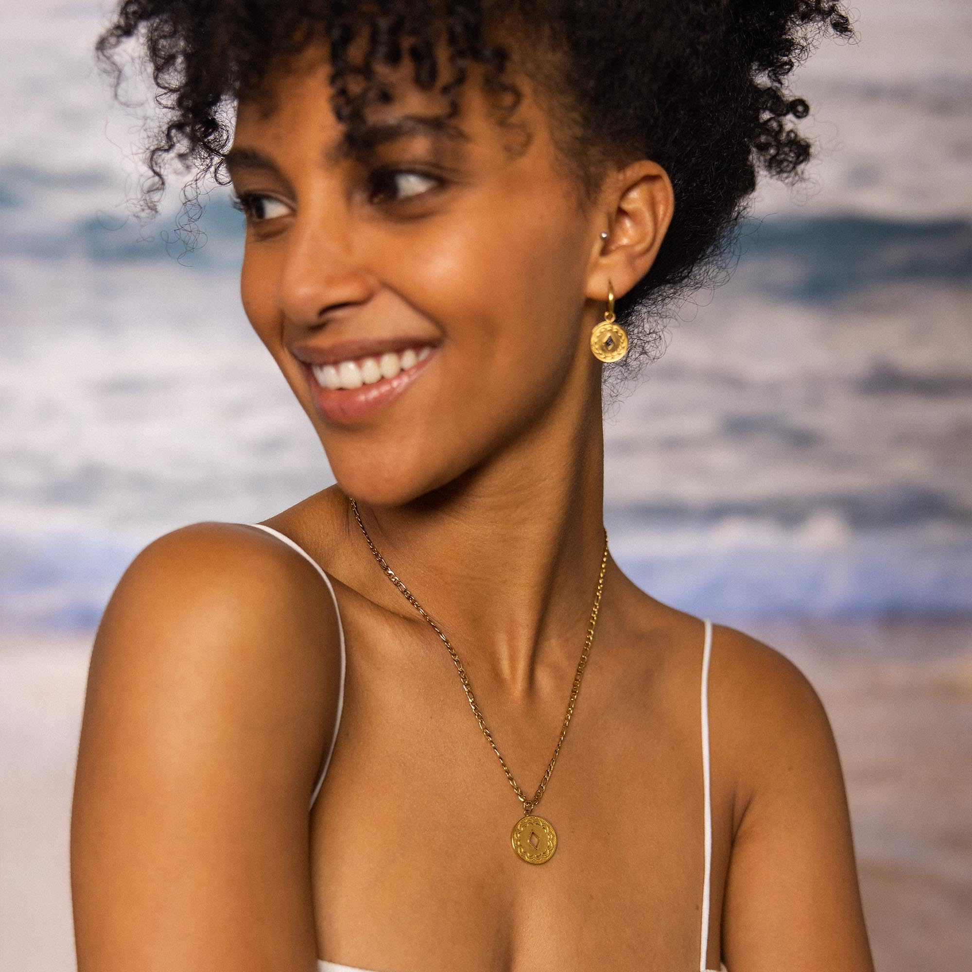 Purelei Lolani Set – 2-teiliges Schmuckset aus Lolani Kette & Lolani Creolen – Edelstahl, wasserfest, 18K vergoldet – gemusterte Coin-Anhänger – verstellbare Kette 45–50 cm