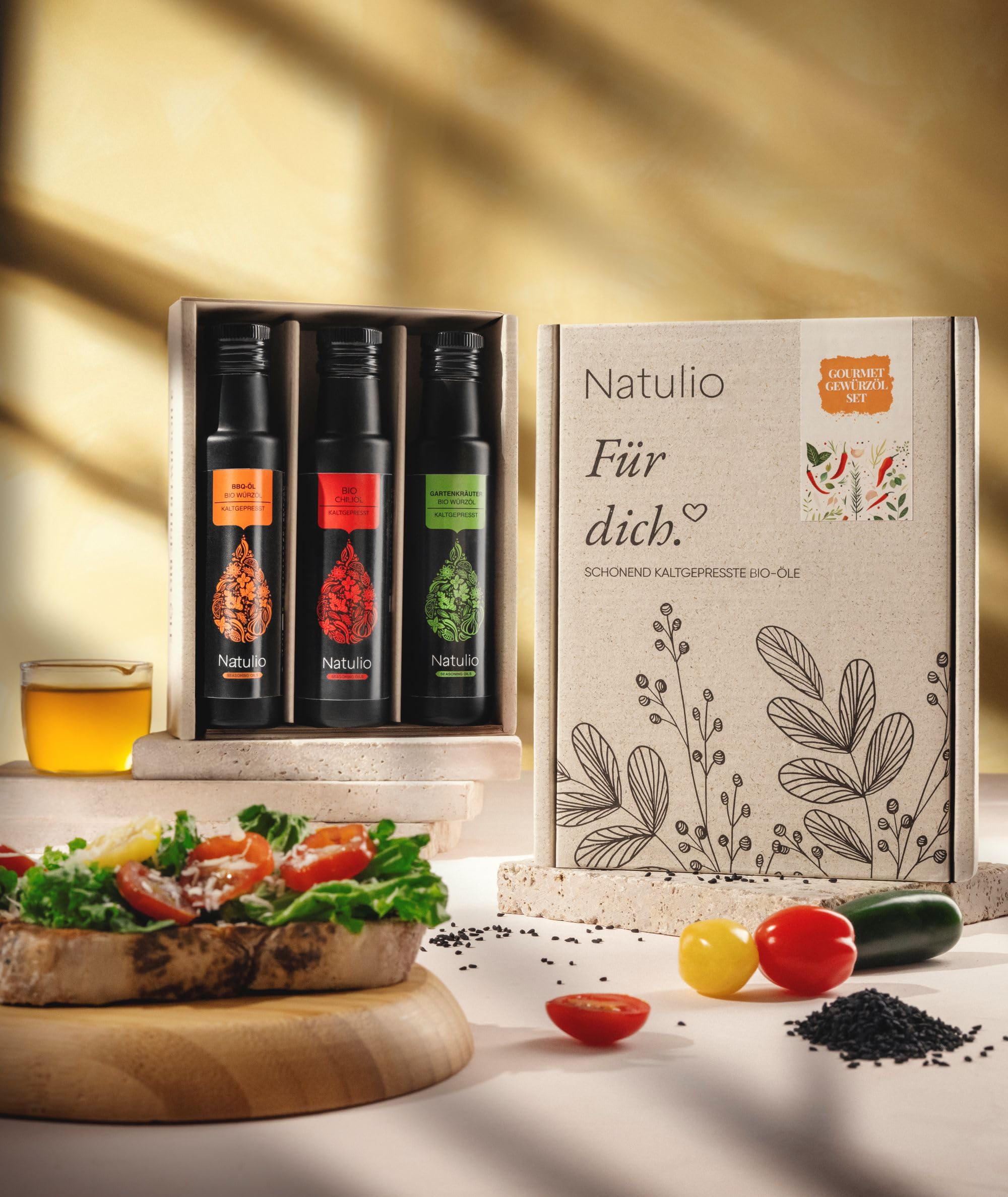 Natulio Bio Öl Geschenkset Gewürzöle kaltgepresst - Geschenkidee - das perfekte Weihnachts-Geschenk für alle Feinschmecker - Geschenkset aus Chiliöl, Gartenkräuteröl & BBQ-Öl - 3x100ml -DE-ÖKO-006