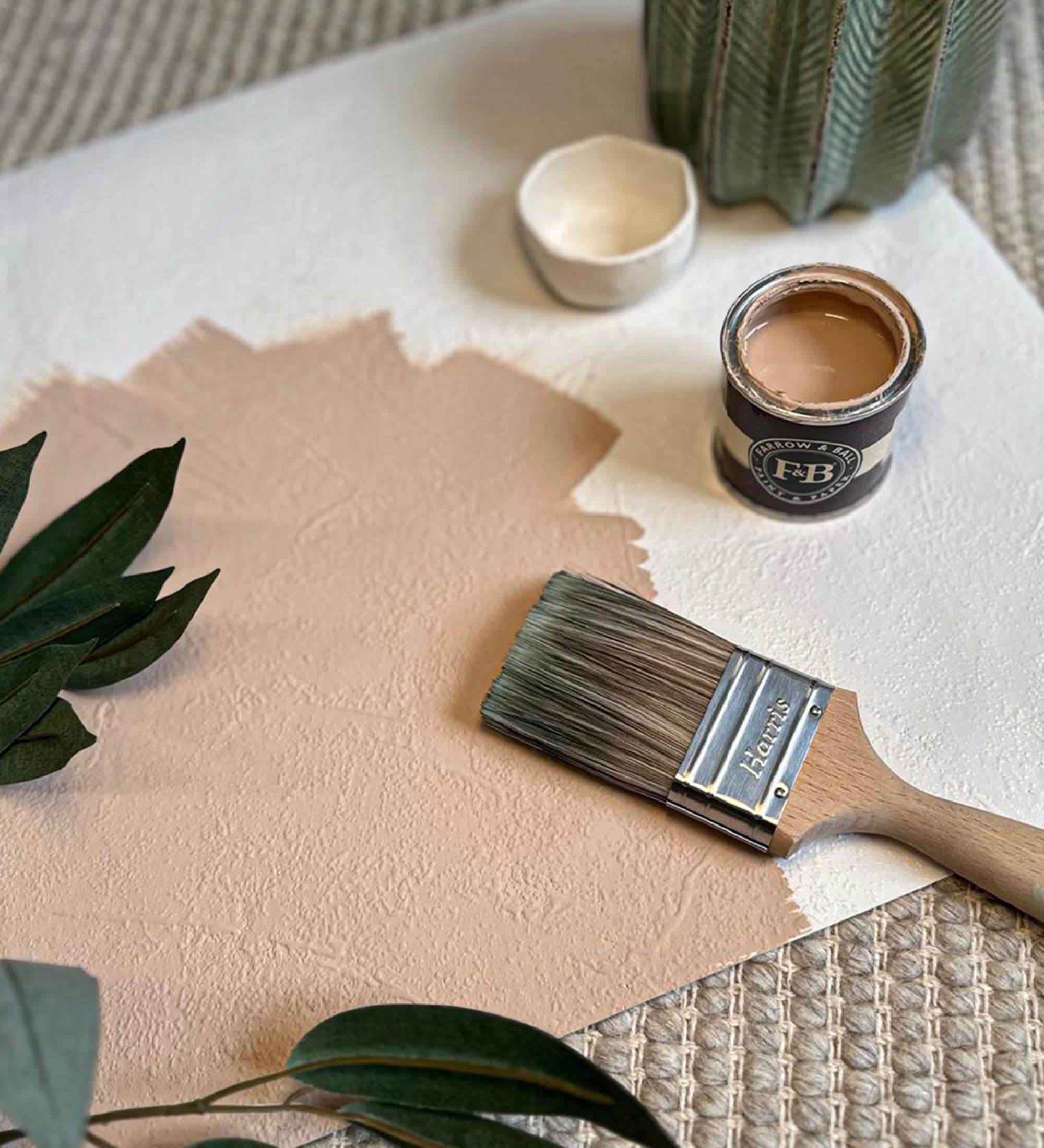 Papier peint vinyle effet plâtre blanc GAULAN pour masquer les défauts du mur de la chambre