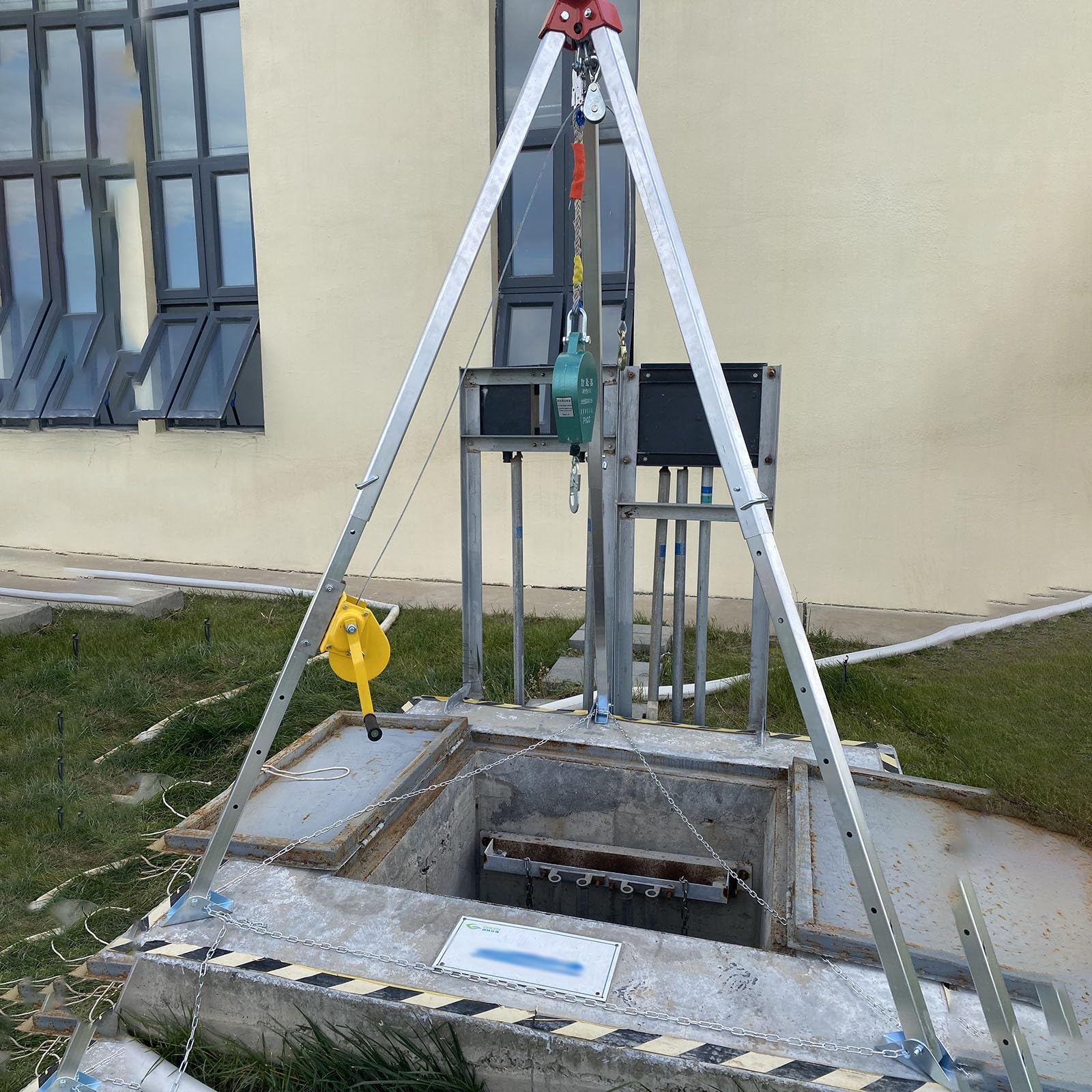 4-7 Ft Adjustable Leg Rescue Tripod, Sewer Rescue Tripod Safety Equipment Kit for Confined Space, Portable Tripod Lifting System With Winch/Fall Arrester/Safe Belt(1200LBS Tripod kit)