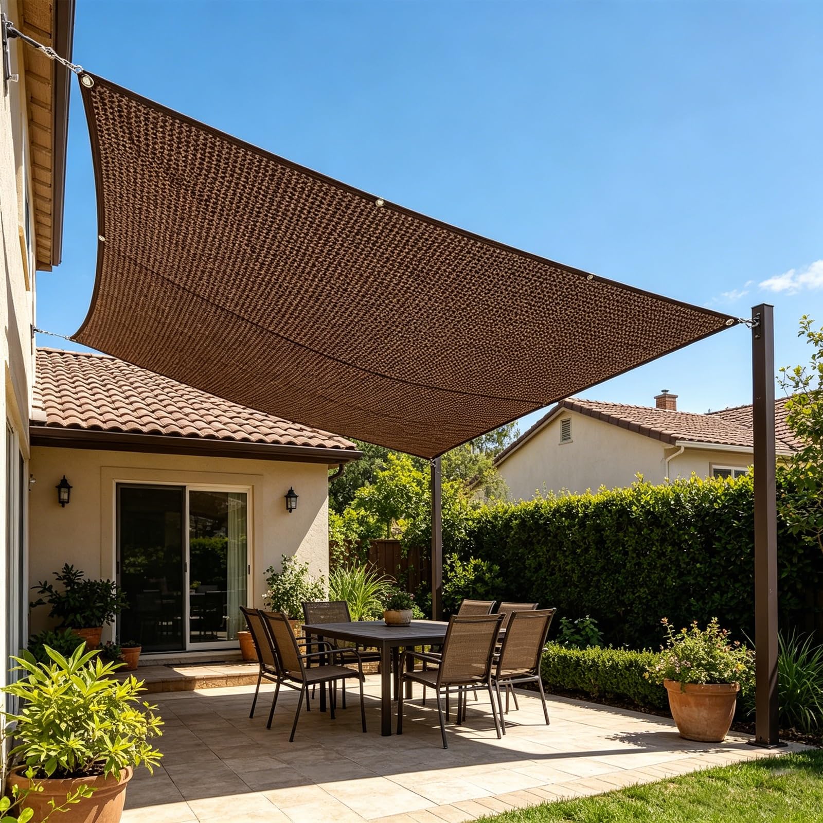 Toile d'ombrage marron pour créer un coin de fraîcheur sur la terrasse du patio