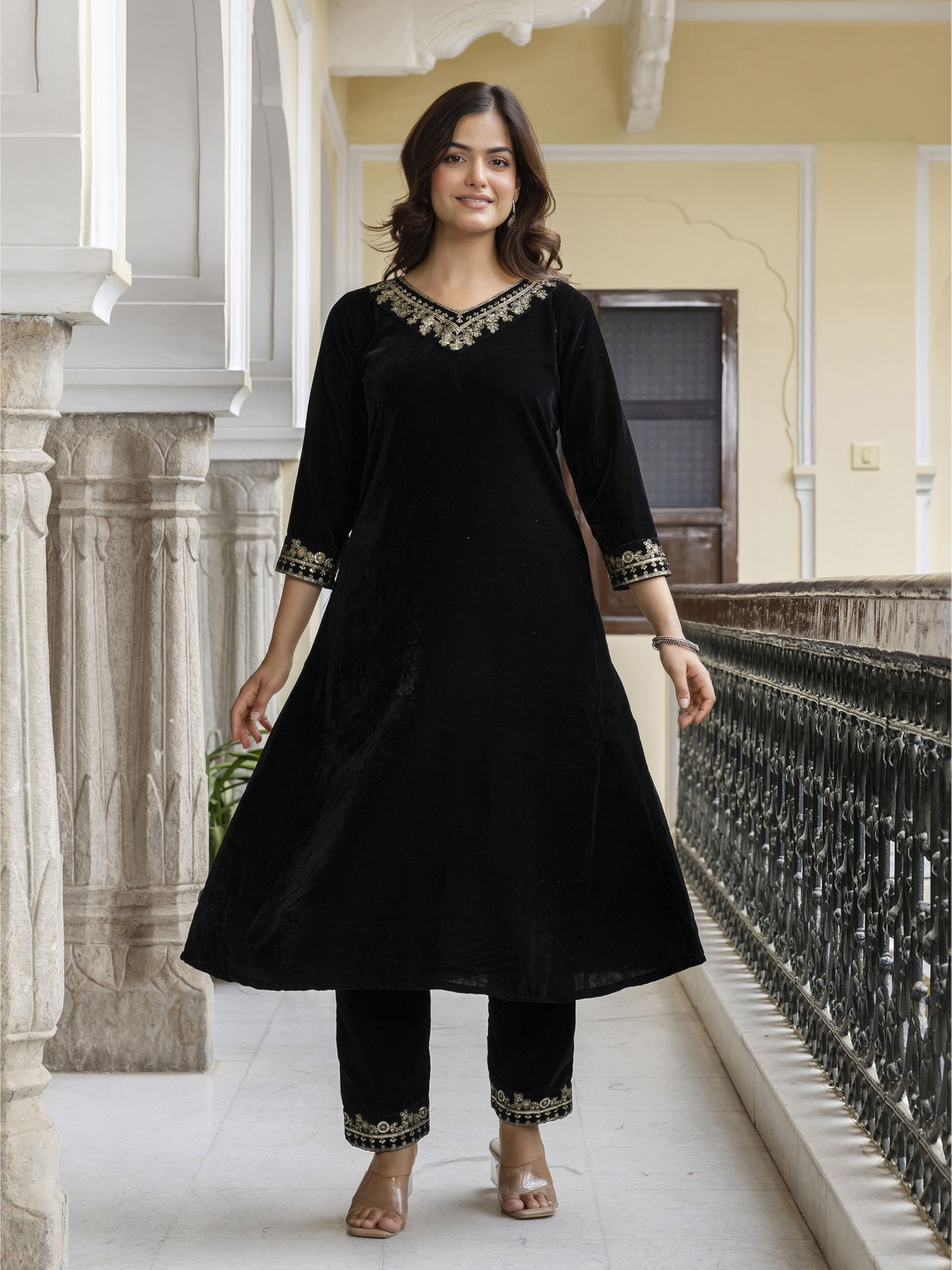 TRENDMALLS Damen Samt Stickerei Salwar Anzug Set A Linie Kurta Hose mit Dupatta Schwarz Kurta Set für Frauen