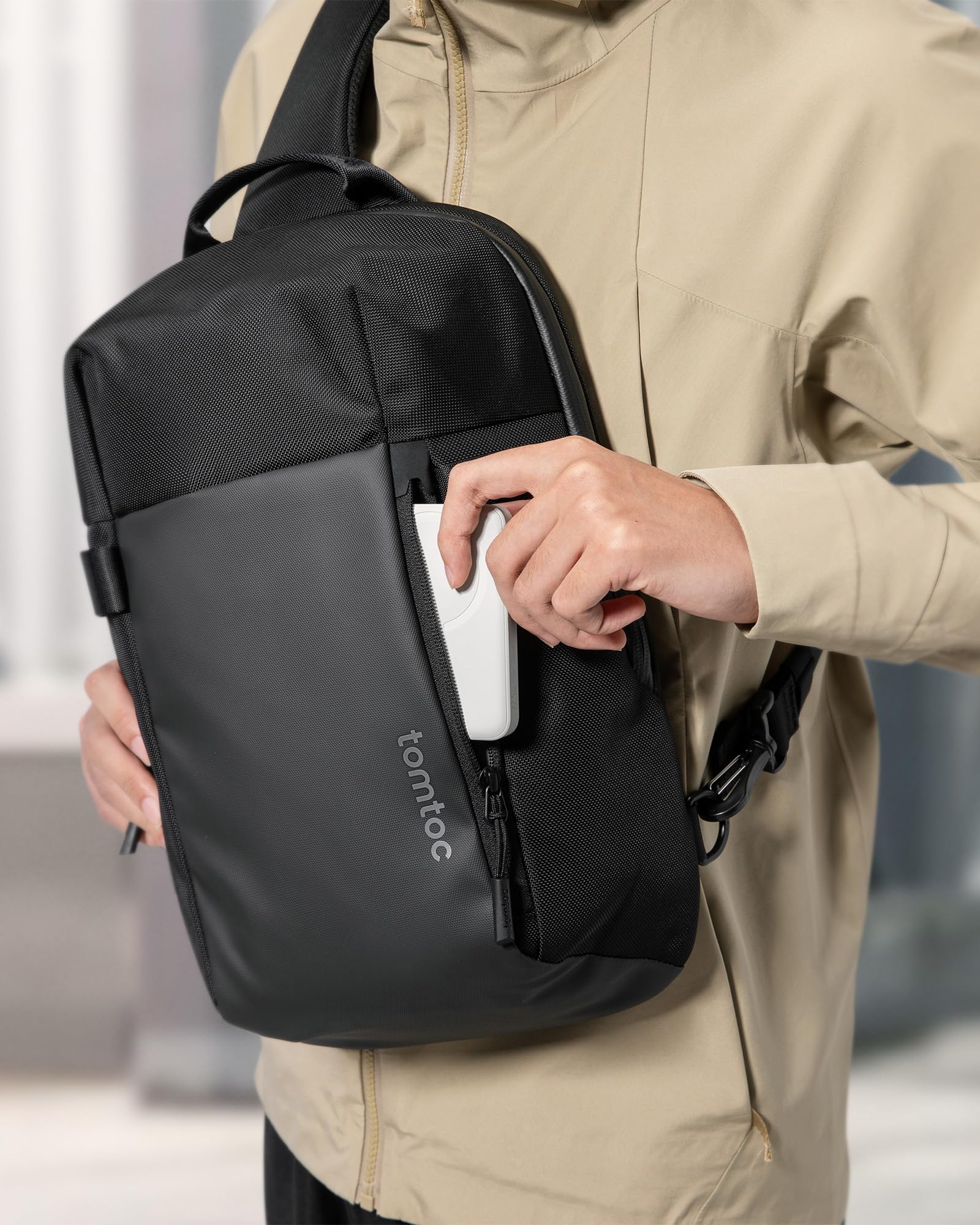 tomtoc Herren Umhängetasche Sling Bag passt für 14-Zoll MacBook Pro M5/M4/M3, 13-Zoll MacBook Air M4 (2025), iPad Pro M5/M4 13", wasserabweisende Crossbody Bag Brusttasche Schultertasche Tagesrucksack