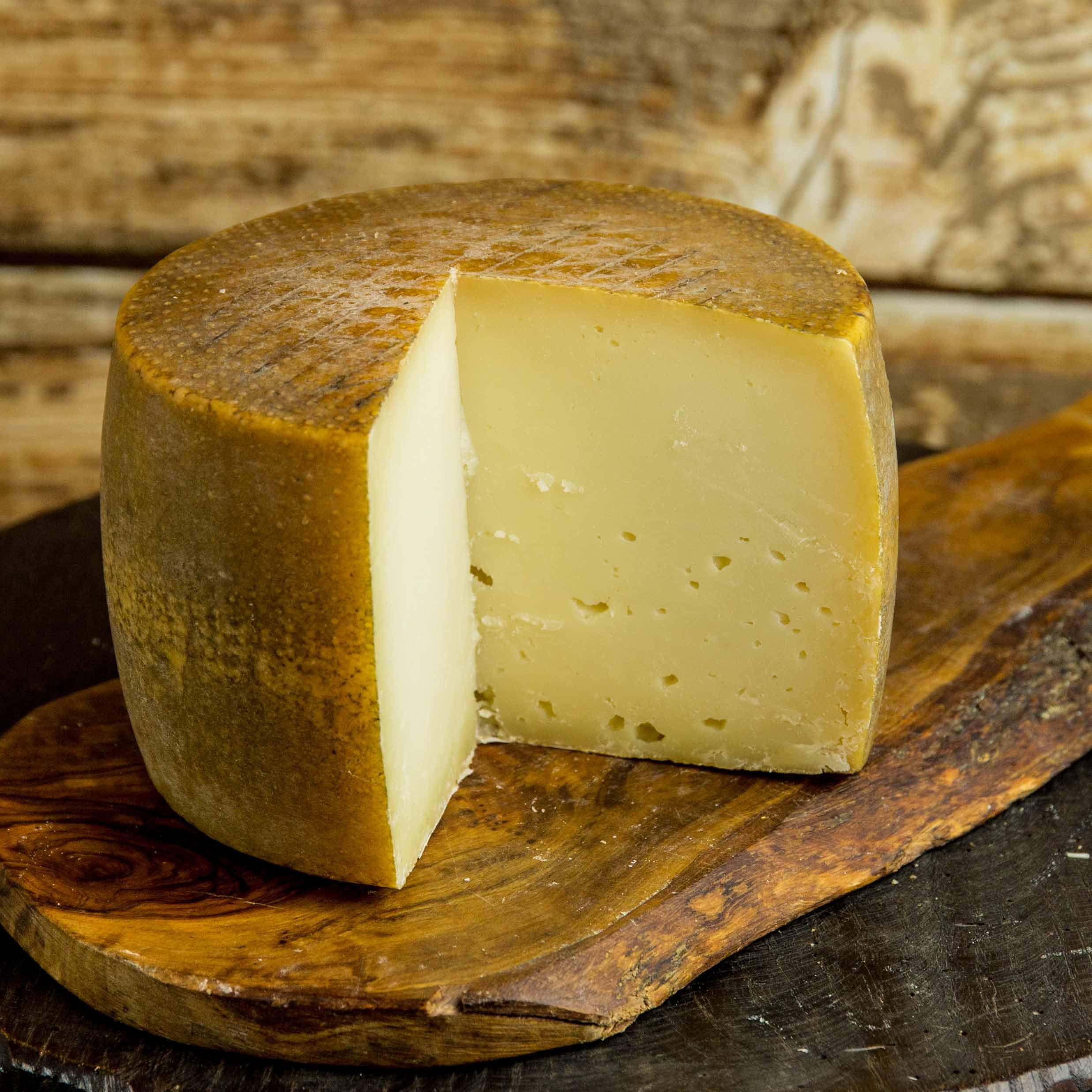 Pecorino semistagionato Calabrese forma 1,2 kg Oro delle Muse | Specialità artigianale lavorato a mano | Prodotti tipici calabresi | Gusto classico