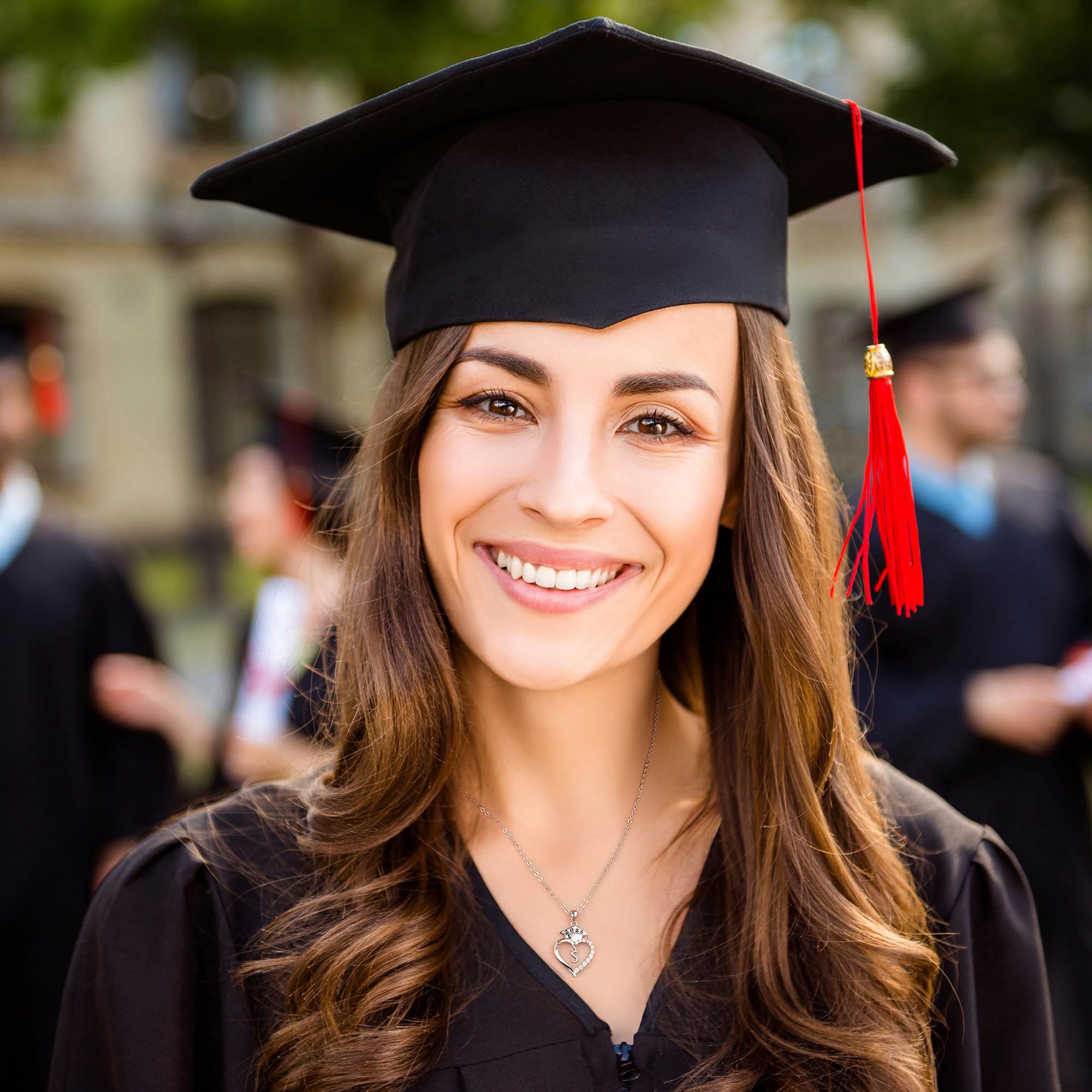TINGN Regalos de graduación para ella 2024, collares con dije de corazón con inicial con gorra de graduación de clase 2024, regalos de graduación para ella 2024