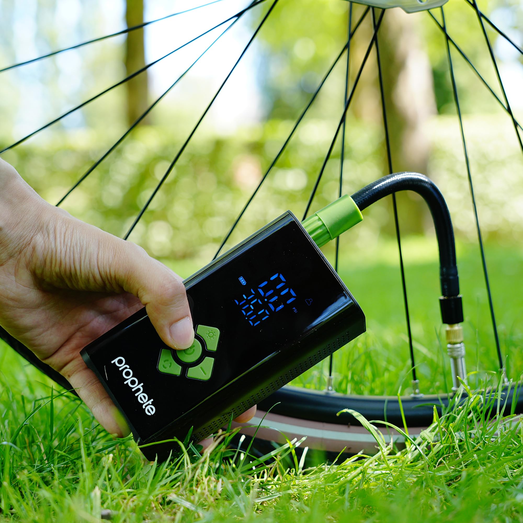Prophete Elektrische Akkupumpe – kompakte Luftpumpe für Fahrradreifen, Bälle & Luftmatratzen – 4000 mAh Akku, 8,3 bar Maximaldruck, LED-Licht & Powerbank-Funktion, inkl. Adapter & USB-C Ladekabel