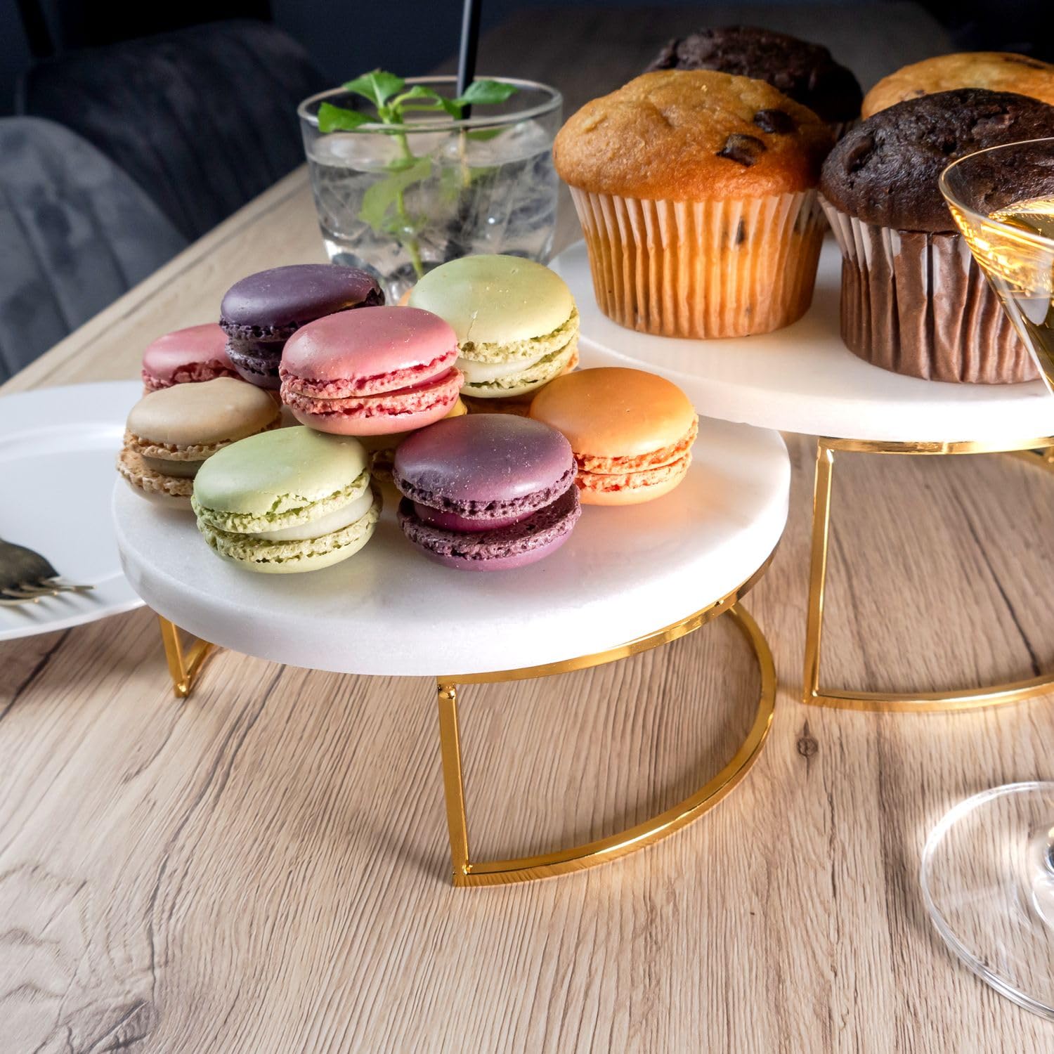 Intirilife 2x Plateau à gâteaux Présentoir à gâteaux avec or et marbre blanc - 17 x 8 cm - 20 x 12.5 cm - Plateau pour gâteaux Tarte ronde Plateau de service pour pâtisseries
