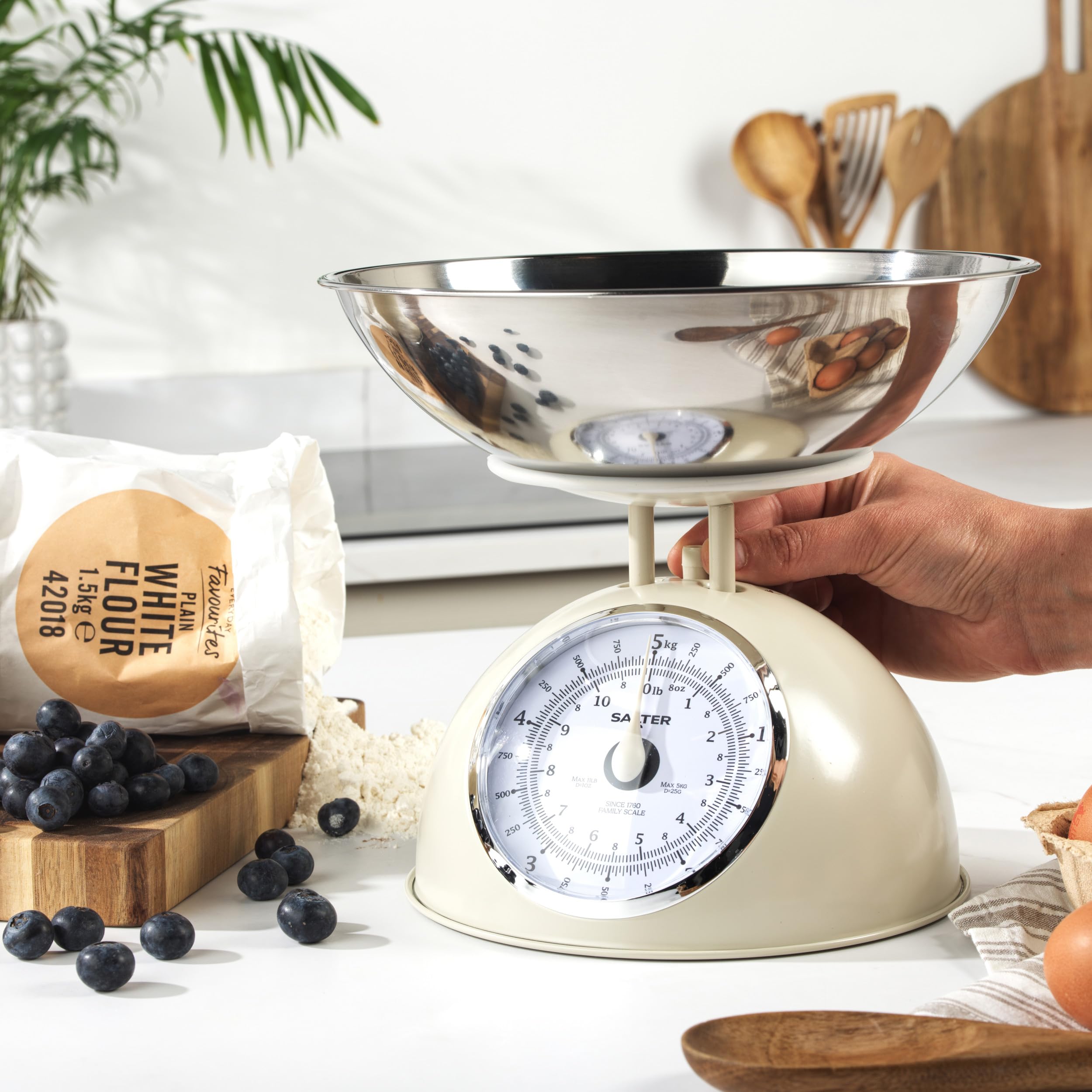 Salter Timeless Balanza de Cocina Mecánica – Bol Seguro para Lavavajillas de 2L, Esferas Fáciles de Leer, Dígitos Grandes, Sin Pilas, Diseño Retro, Capacidad de 5kg, Pesar Ingredientes, Crema