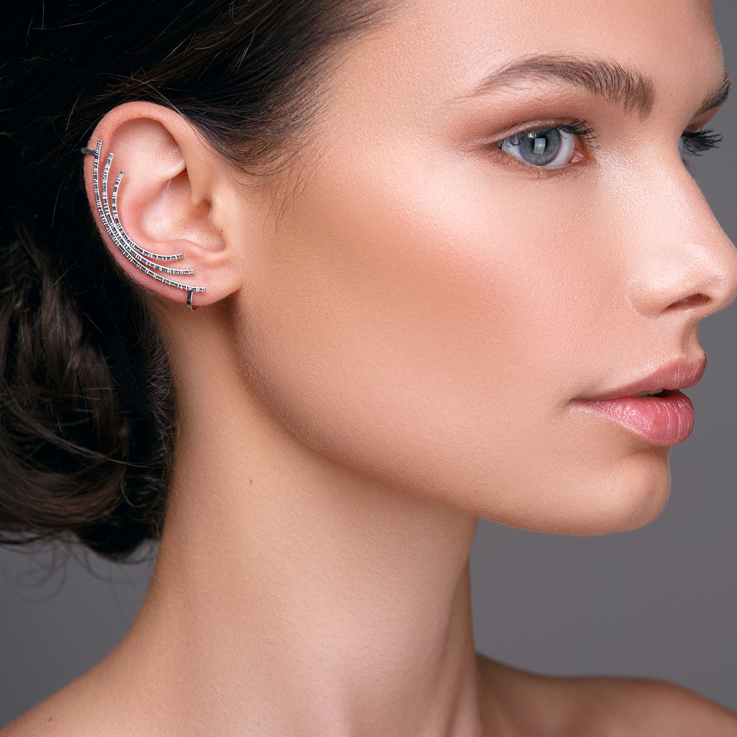 Geschwungener Ear Cuff Ohrring ohne Ohrloch aus 925 Silber mit gehämmerter Oberfläche - Statement-Eleganz - Nickelfrei Hypoallergen - Einzelner - Handmade by Emmanuela