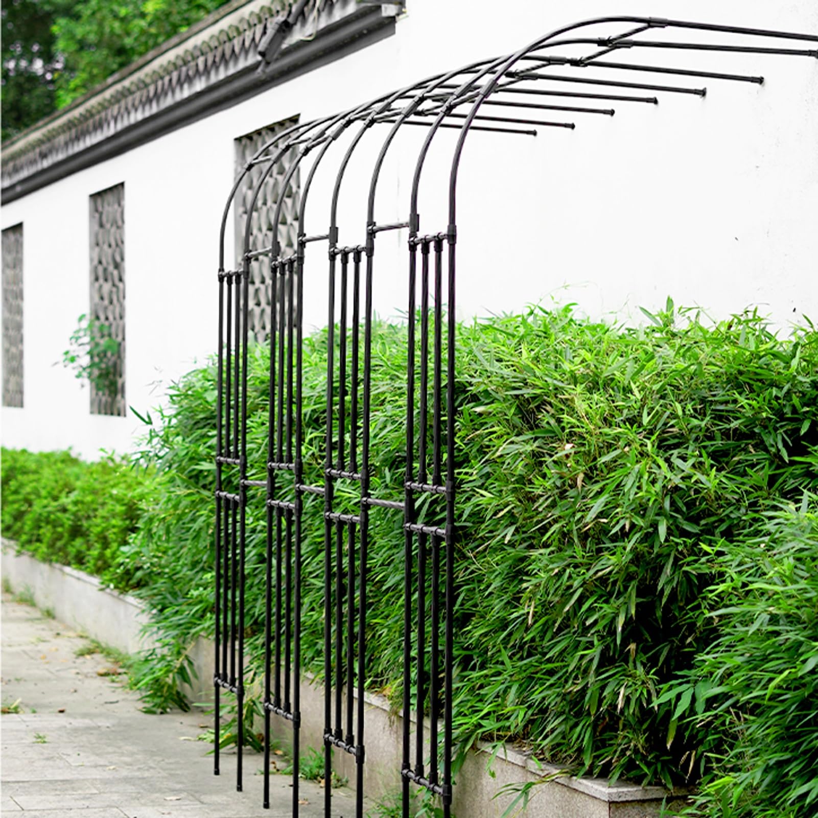 Łuk pergoli ogrodowej, biały, metalowy łuk ogrodowy, 1,8 x 2,4 m, półróżany łuk do roślin pnących, łatwy w instalacji, dekoracja zewnętrzna/wewnętrzna, na trawnik, ogród, wesela i imprezy
