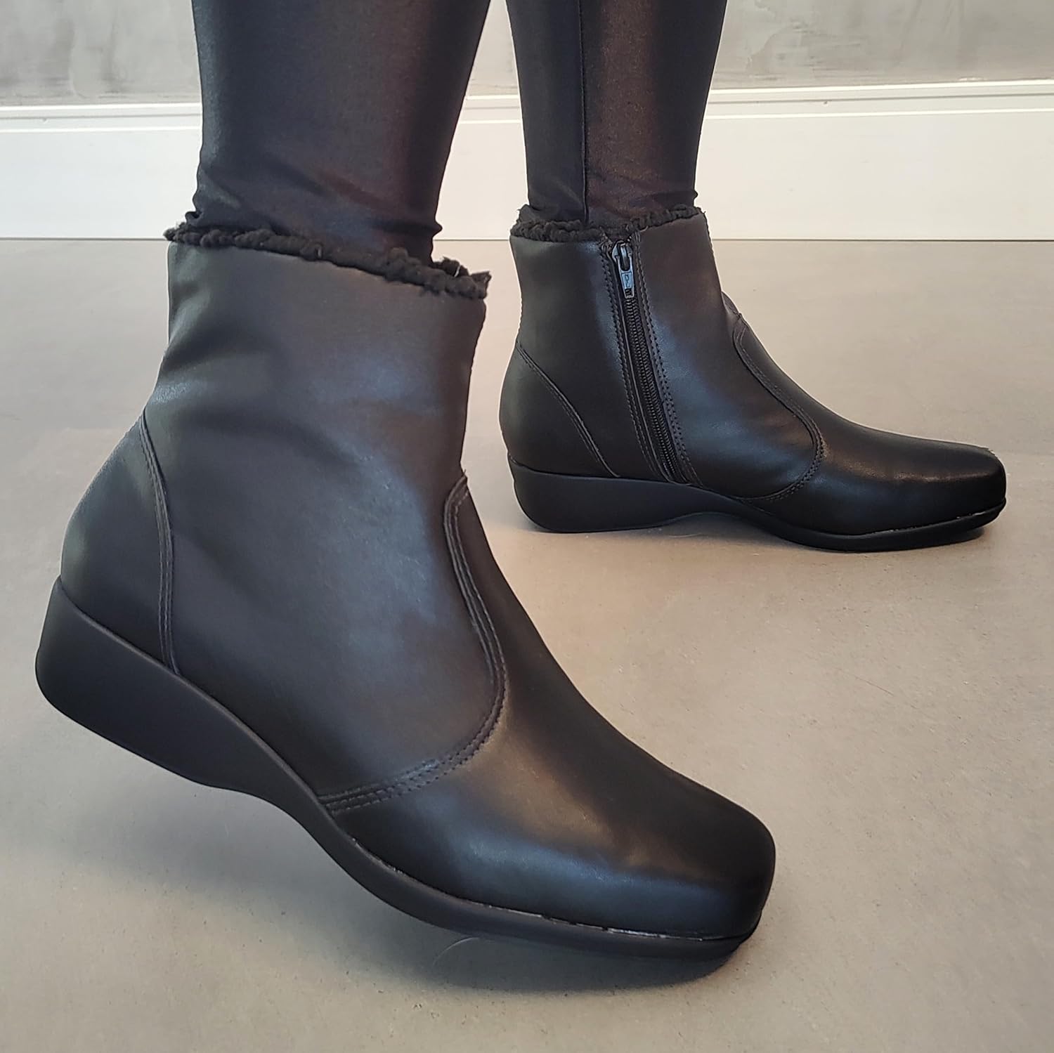 Bota Feminina Serena Forrada com Lã Cano Curto em promoção! Veja a oferta e mais achadinhos de Botas 4 Hoje é o melhor dia para comprar Bota Feminina Serena Forrada com Lã Cano Curto com aquele preço maroto! Promoção! Aproveite a oferta! 4