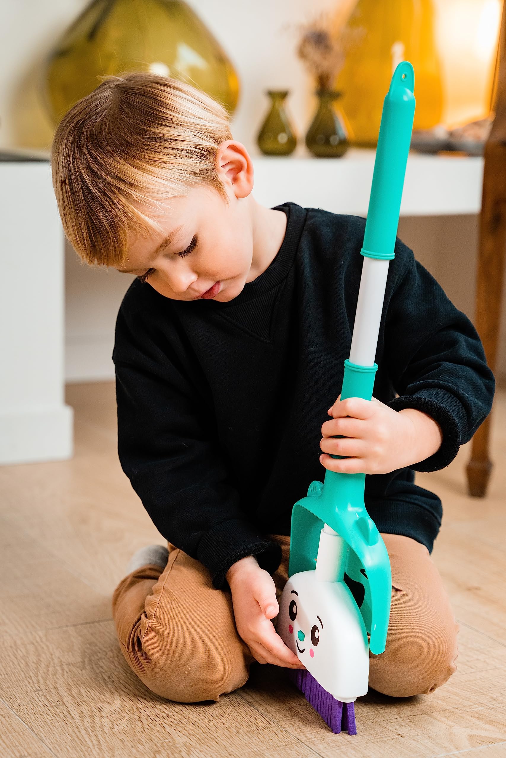Infinite Fun - Lulu Le Funny Miotła - Pierwsza miotła, która mówi podczas zamiatania! - Zestaw z miotłą, łopatą i zabawnym pyłem - Zabawki imitujące dla dzieci od 2 roku życia