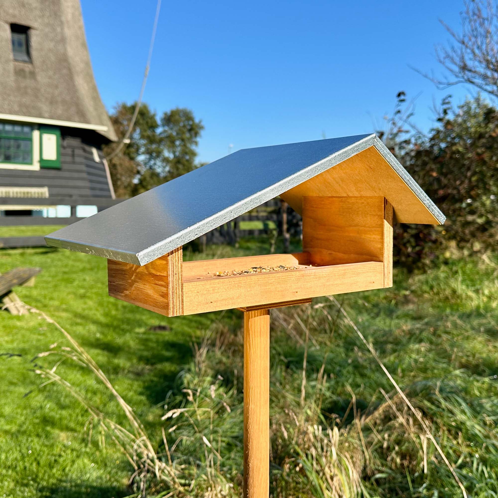 GARTENETAGE Design-Vogelfutterhaus mit wetterfestem Metalldach/massives Vogelhaus Holz mit Erdspieß/Vogelfutterhaus mit Ständer/Robustes Vogelhäuschen für Ihren Garten