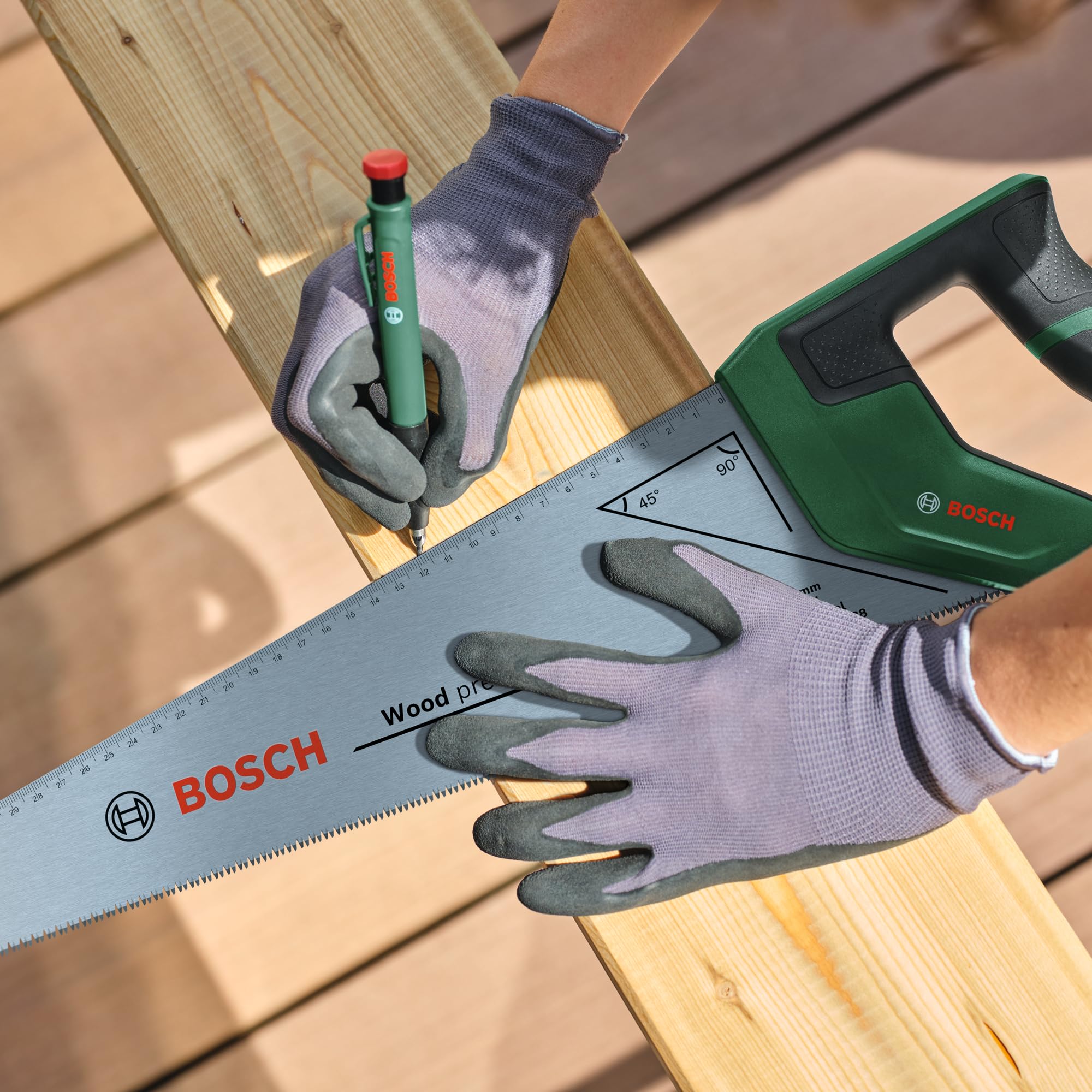 Bosch Sierra de mano 450mm (Hoja de sierra de acero SK5 para cortes finos en madera; 11 TPI; Dientes templados por inducción; Guía de marcado de 45°/90°; Escala métrica de 40 cm; Empuñadura Softgrip)