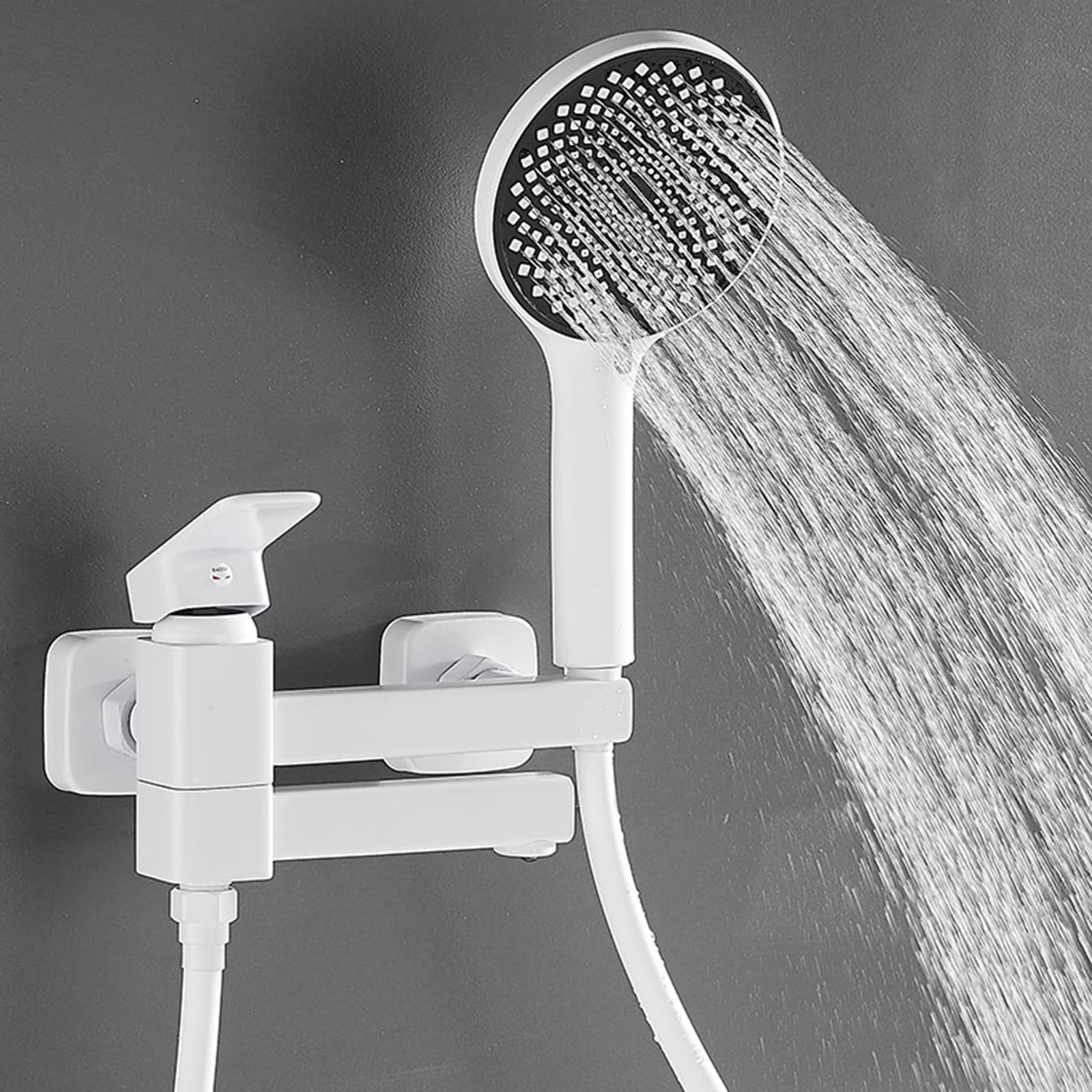 Robinet de baignoire mural blanc pour de longs bains relaxants avec sa douchette ergonomique