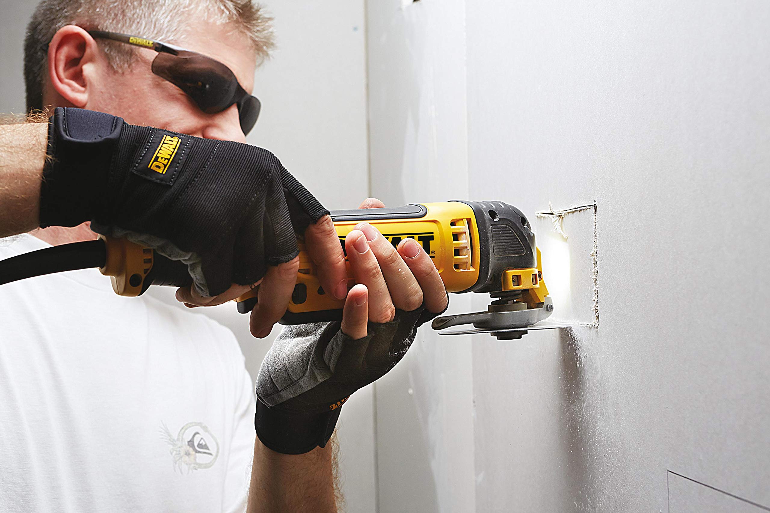 DeWalt Multi-Cutter Brushless - XR 18V - DCS355D2-QW - Multi-Cutter sans Fil en Coffret avec 2 Batteries, Chargeur et 32 Accessoires - Outil Idéal pour Découpe et Ponçage - 20000 orb/min Argenté