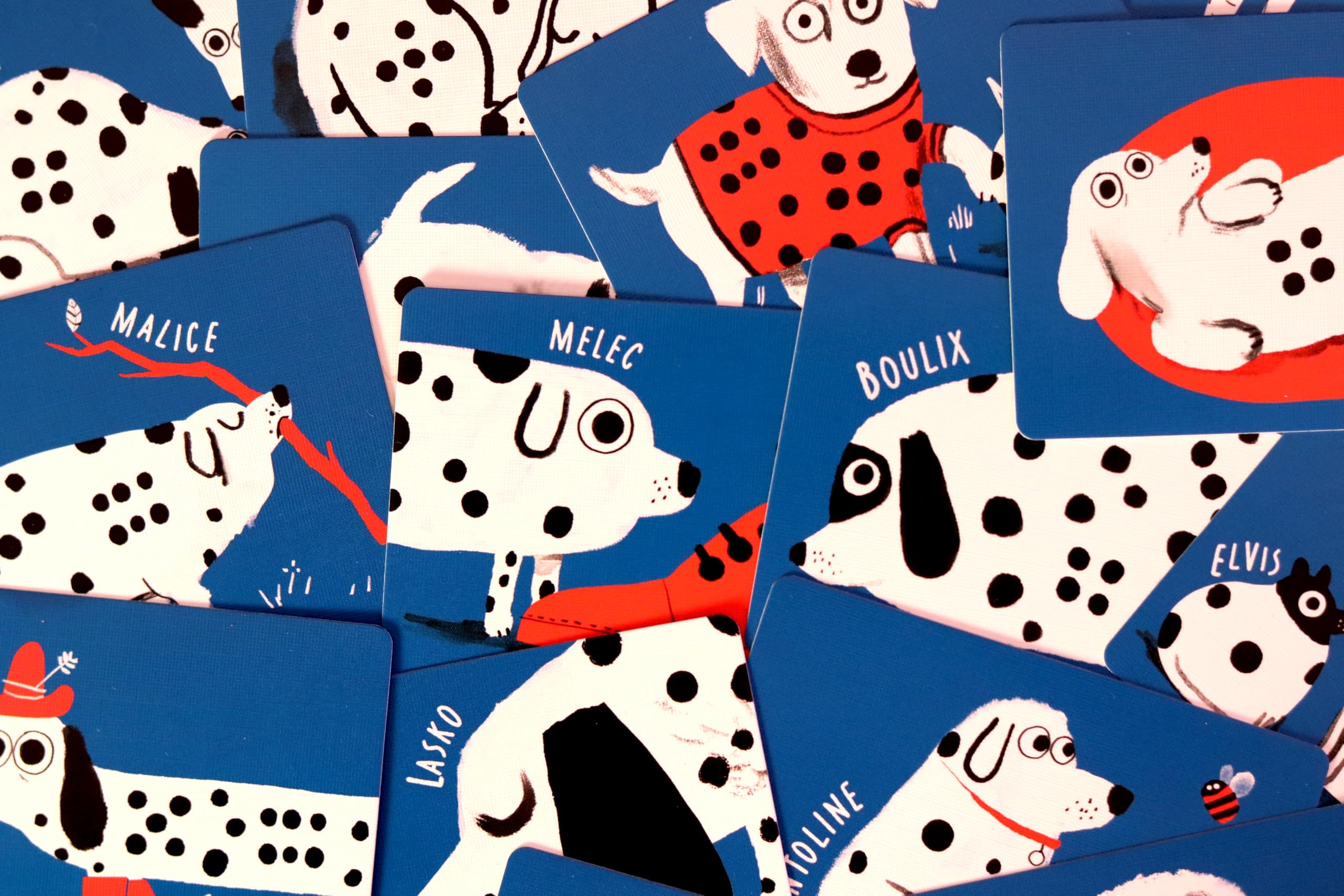 IELLO Dados Spots o Encore – Juego de Dados y Perros Todos, Stop o Encore y Colocación en Cartas, 1 a 4 Jugadores – Ilustraciones Adorables