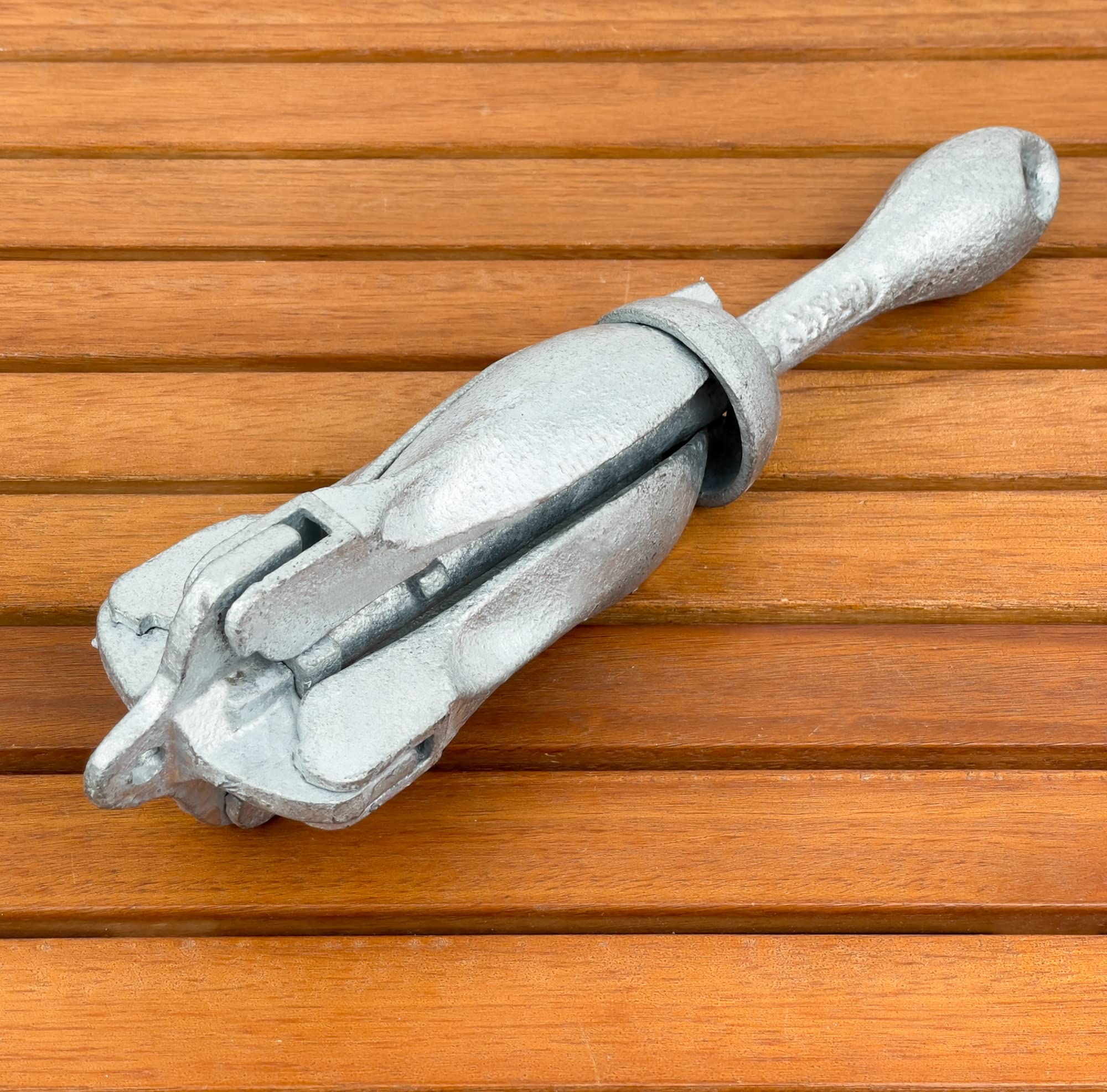 GATE14® Ancla Plegable de Acero zincado para embarcaciones Grandes y pequeñas. Fuerte para anclar y Resistente también a Aguas salobres y saladas. 0,7 kg
