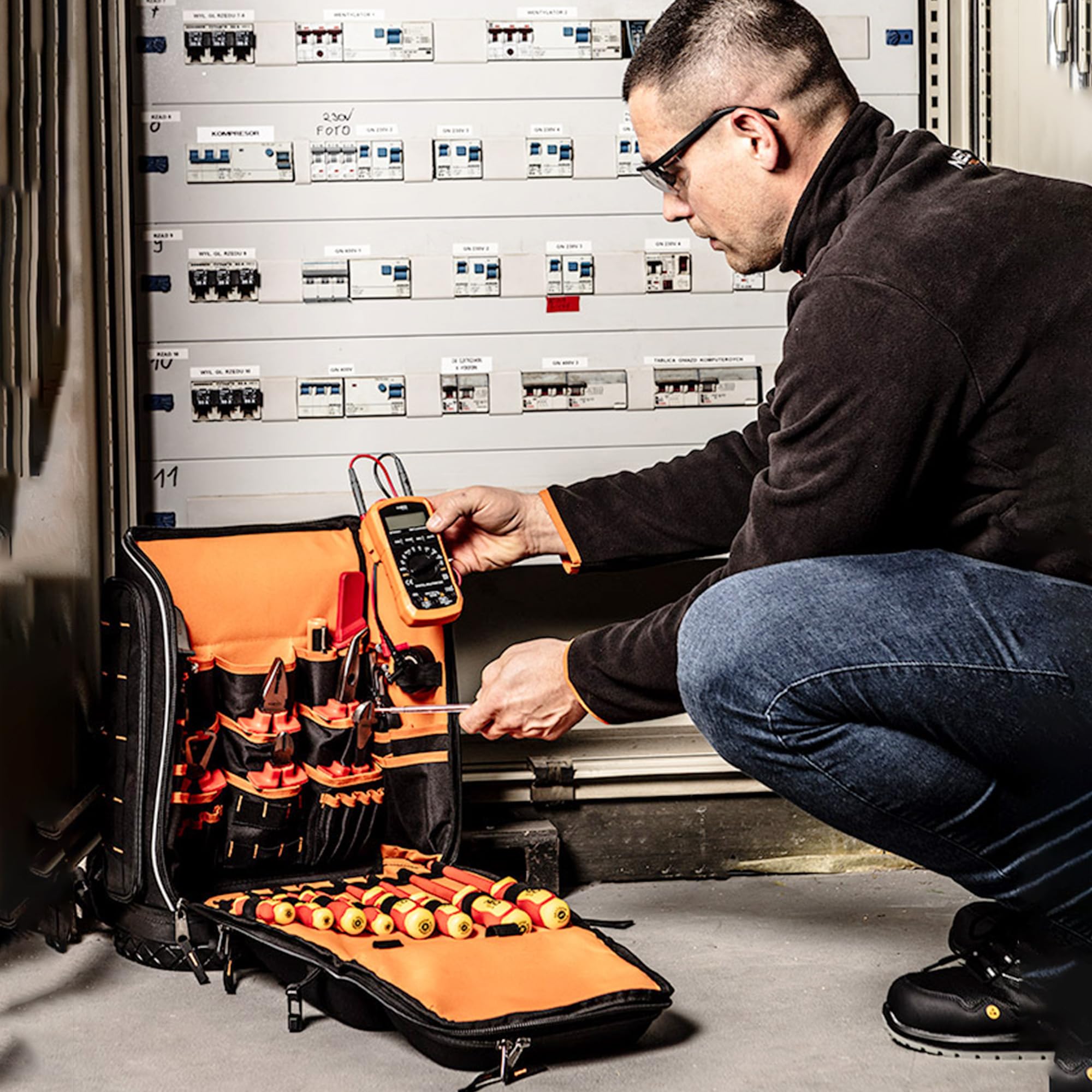 NEO TOOLS Werkzeugtasche für Elektriker, 31-teilig, Werkzeugtasche für Elektriker, 26 Taschen, Mobiles und langlebiges Elektrowerkzeugset im Rucksack, 01-313