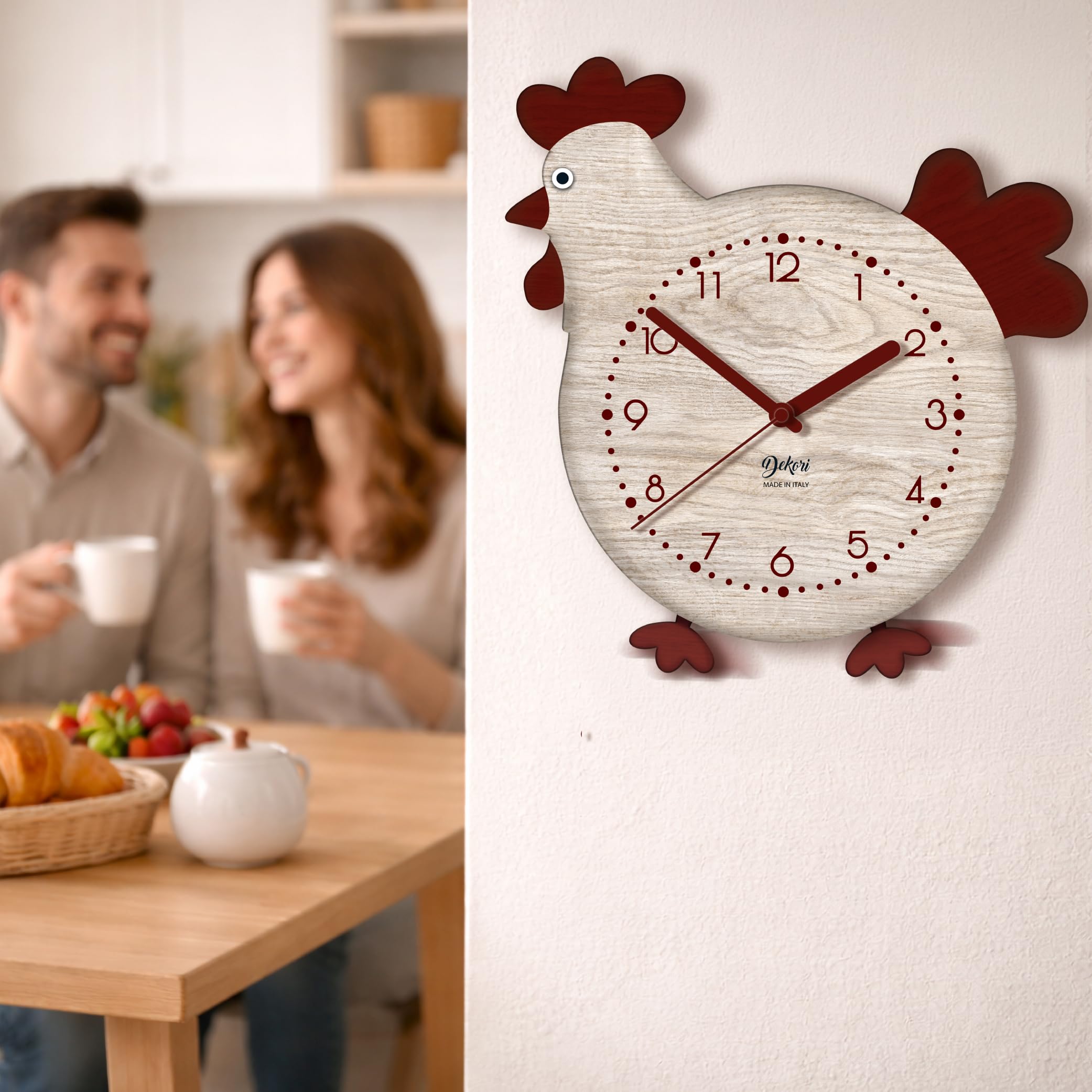 DEKORI Orologio da Parete con Pendolo – Design Gallinella in Legno, Silenzioso e Artigianale, per Cucina Rustica o Casa, 27x32 cm