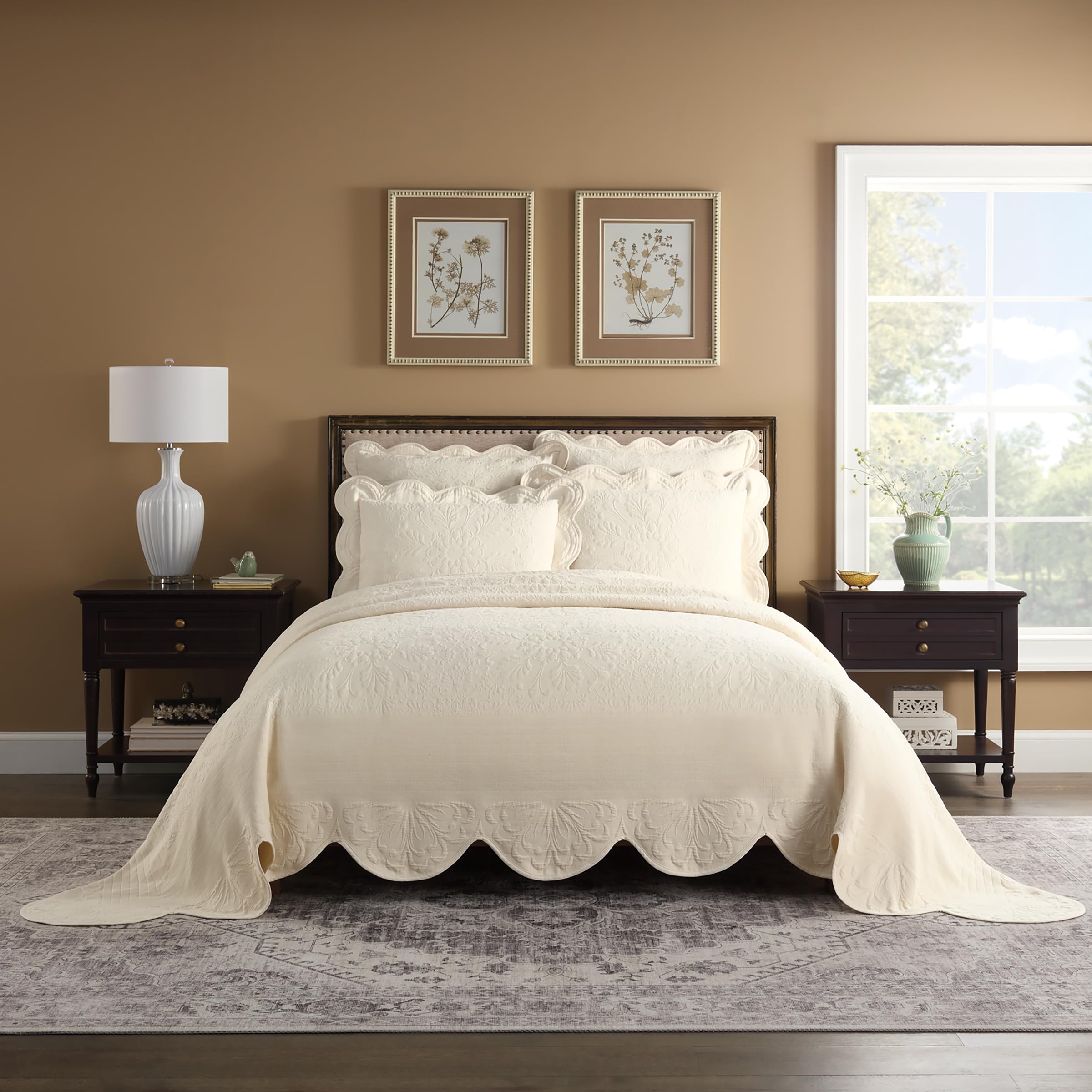 Historic Charleston Charleston Estate Modern Farmhouse Floral Matelasse Bedspread with Scalloped Edges, 100% Cotton Breathable Bedding, Full/Queen, Ivory Floral