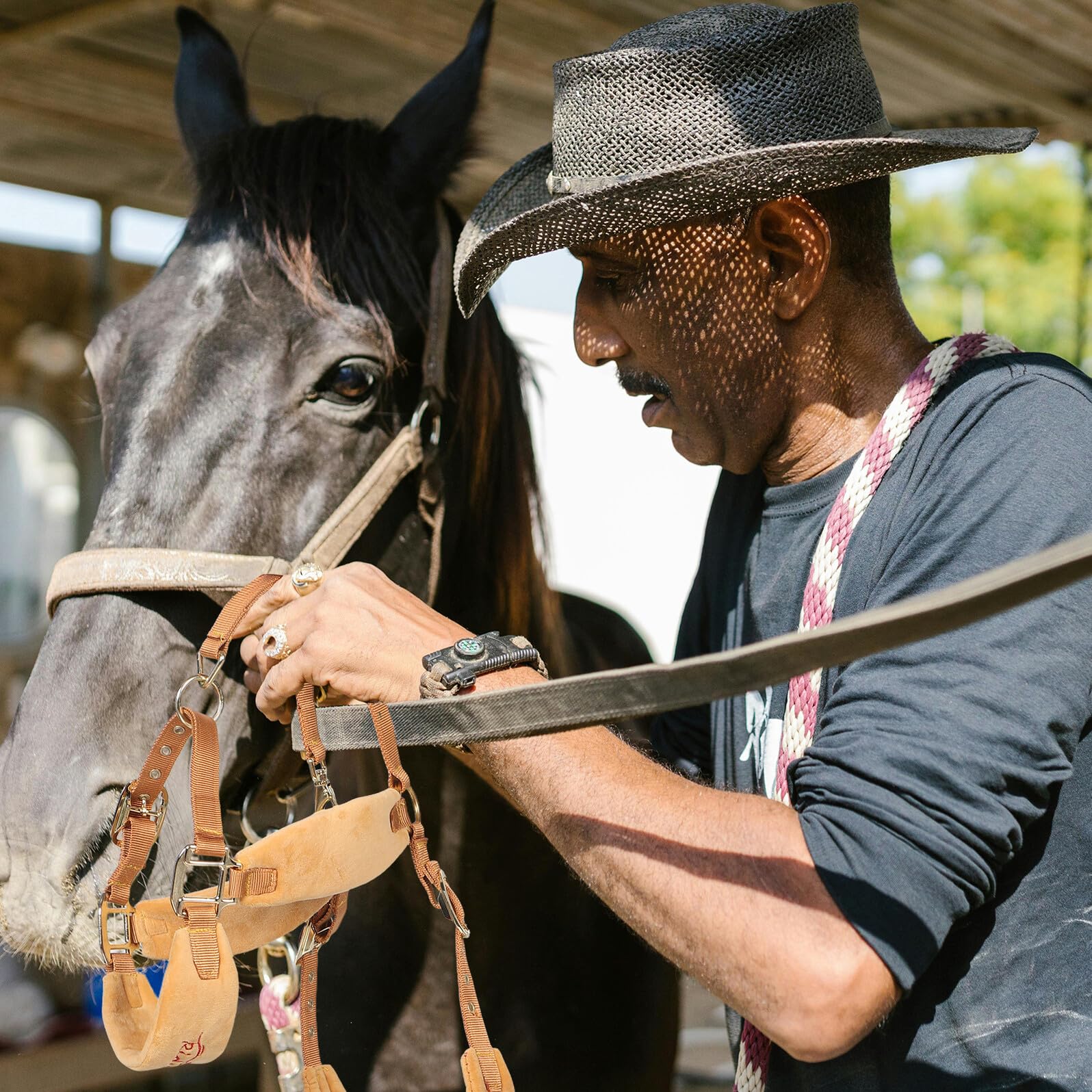 Cabestro Ajustable para Caballos con Cuerda y Diseño Breakaway Equipo de Entrenamiento Equino Cómodo y Resistente para Montar Exhibiciones y Ranchos
