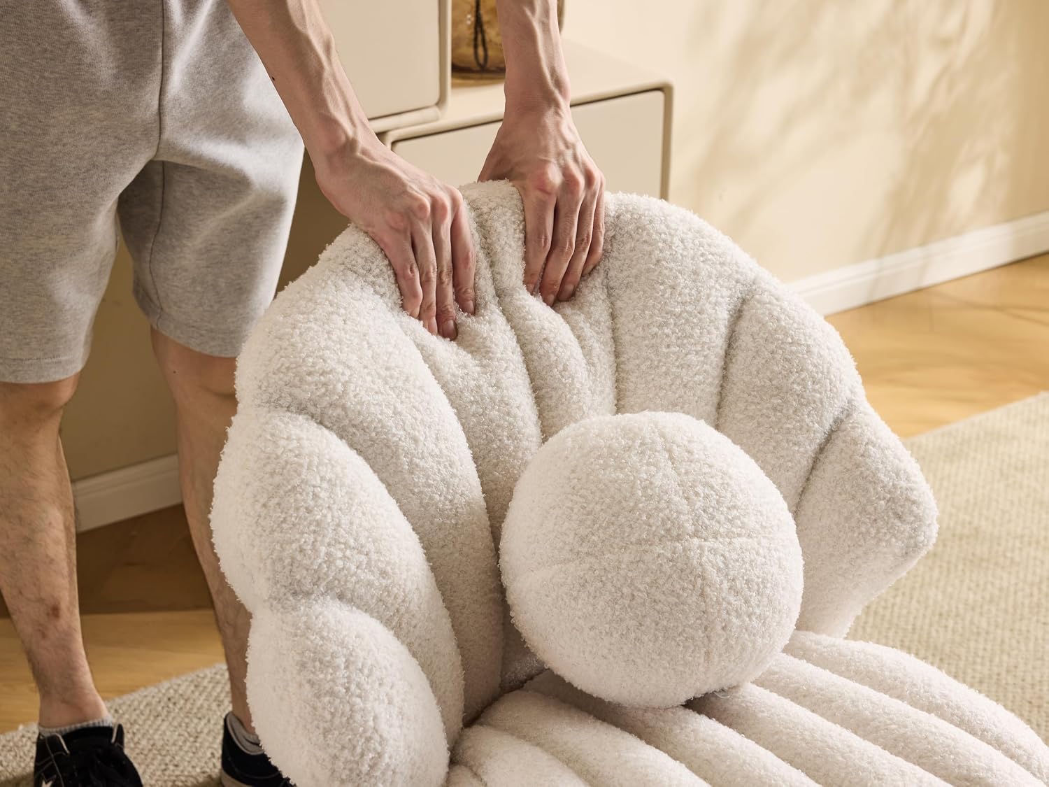 VINGLI Shell-Shaped Teddy Fleece Accent Vanity Chair with Back,Comfy Khaki and Gold Desk Chair No Wheels,Cute Small Pearl Deco Pillow,Gift for Girls/Women,for Makeup,Office,Dining,Nail,Sewing,Bedroom