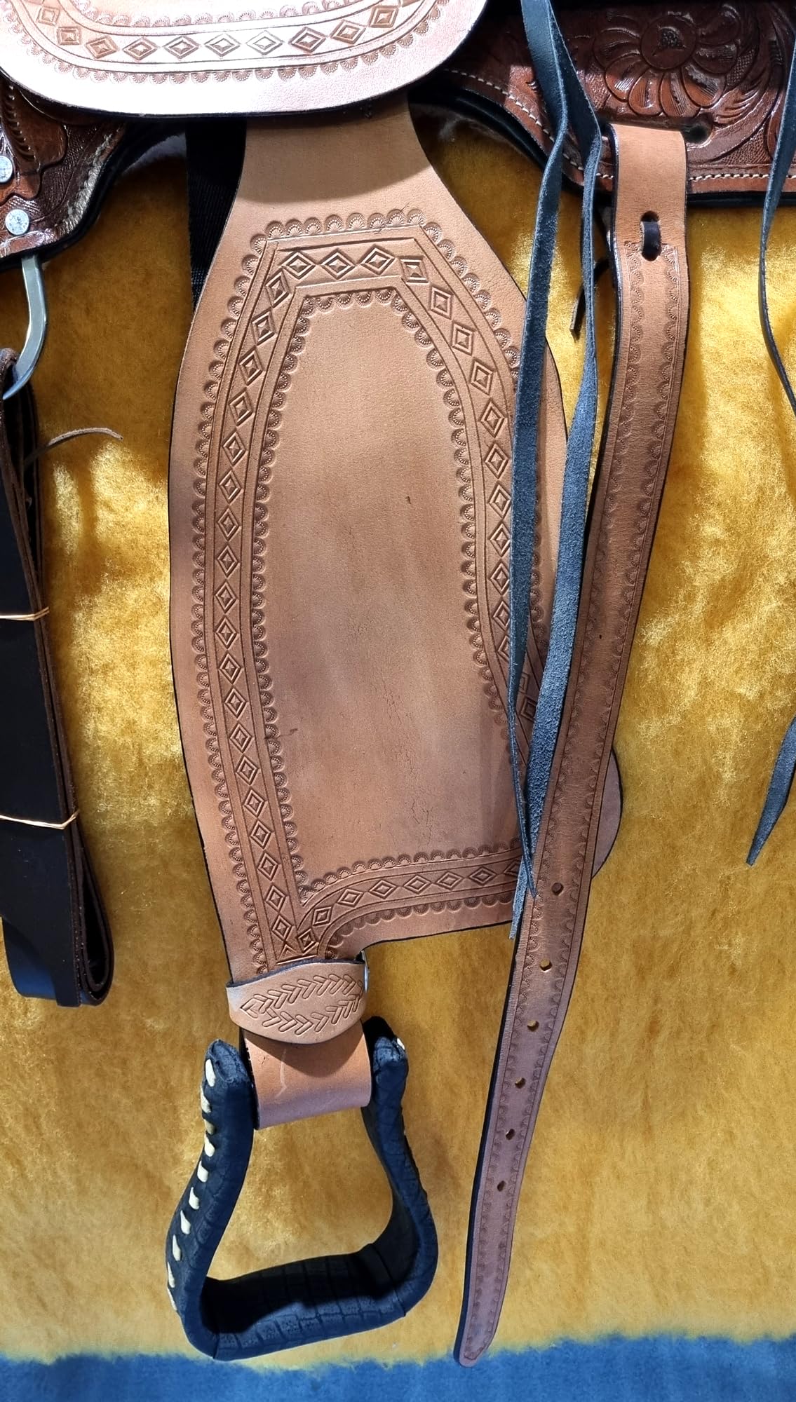 Western - Sillín de piel con forma de barril para montar a caballo, silla de montar con diseño floral con conchos plateados ST-WLS-131