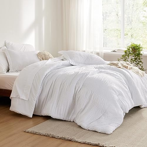 Miniatura 3 de Bedsure Juego de ropa de cama de sirsaca a rayas tamaño matrimonial, 7 piezas, edredón alternativo suave y ligero, blanco, 86 x 82 pulgadas