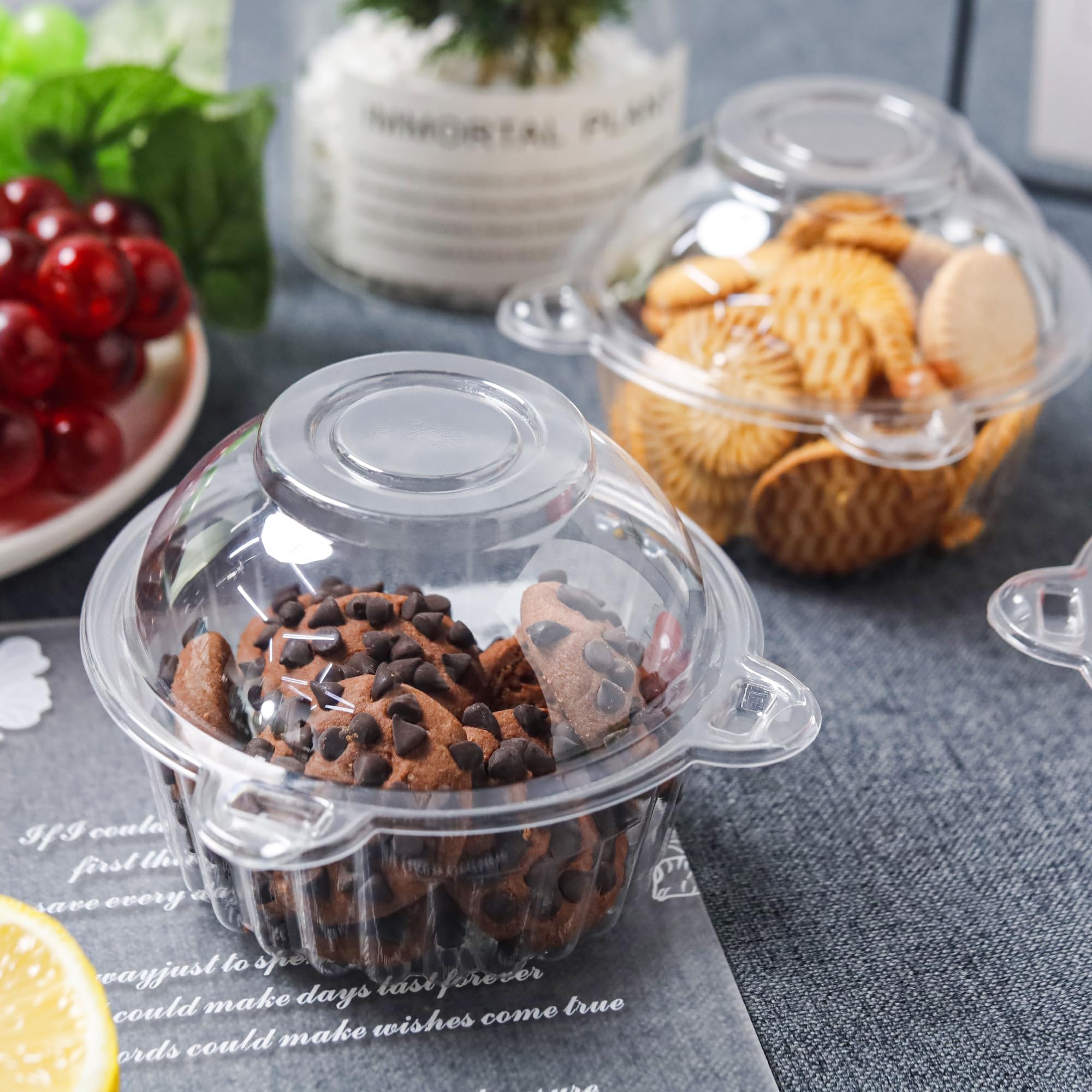 Paquete de 50 recipientes individuales para cupcakes, soportes de plástico para magdalenas, recipientes para muffins de cúpula profunda 5