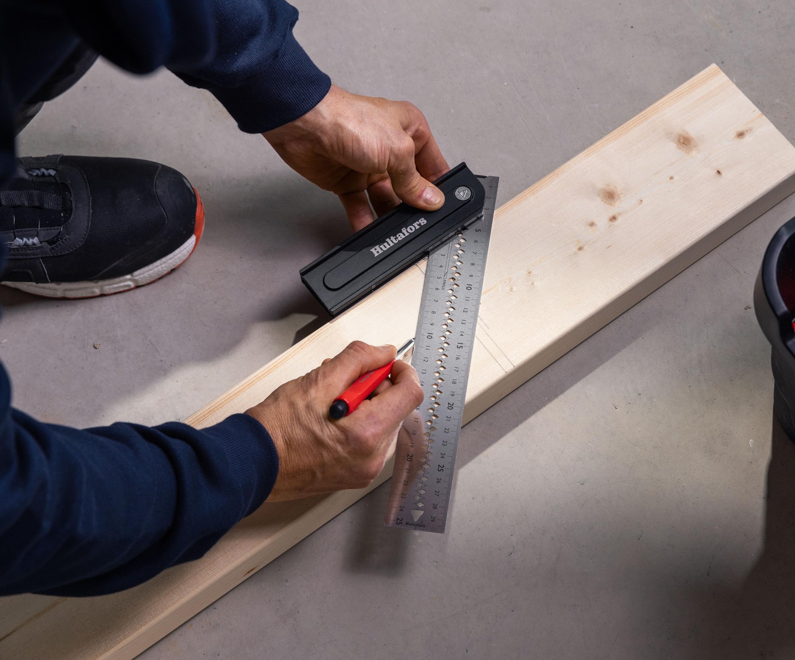 Angolo di inclinazione regolabile in alluminio di Hultafors I 300 mm x 45 mm, angolo pieghevole con determinazione a 45°, 90°, 135° e 270°, Made in EU, con tacche di taglio e linea centrale I 253120