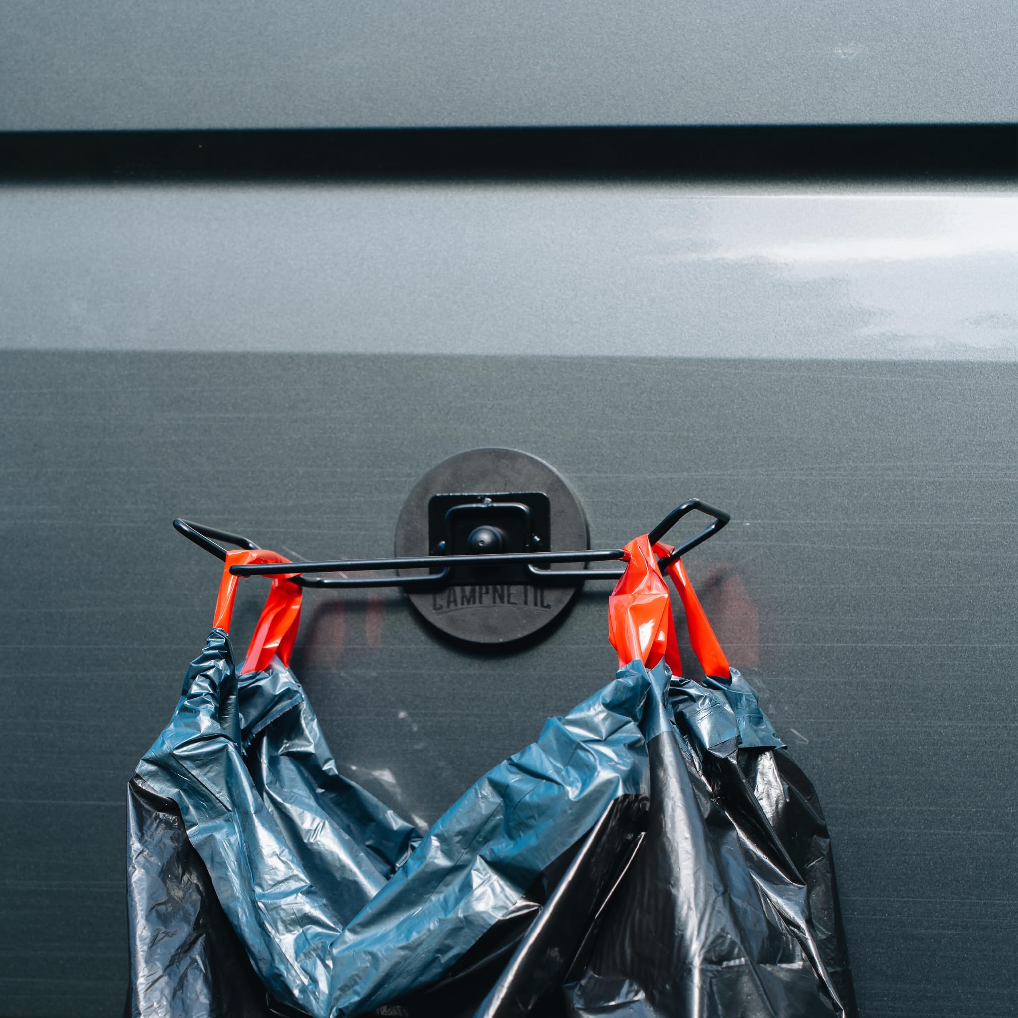 Campnetic magnetischer Müllsackhalter - magnetischer Halter für Müllsäcke, Vanlife und Camping - gummierte Magnet extra für Wohnmobile - praktisches Campinggadget inklusive Aufbewahrungsbeutel