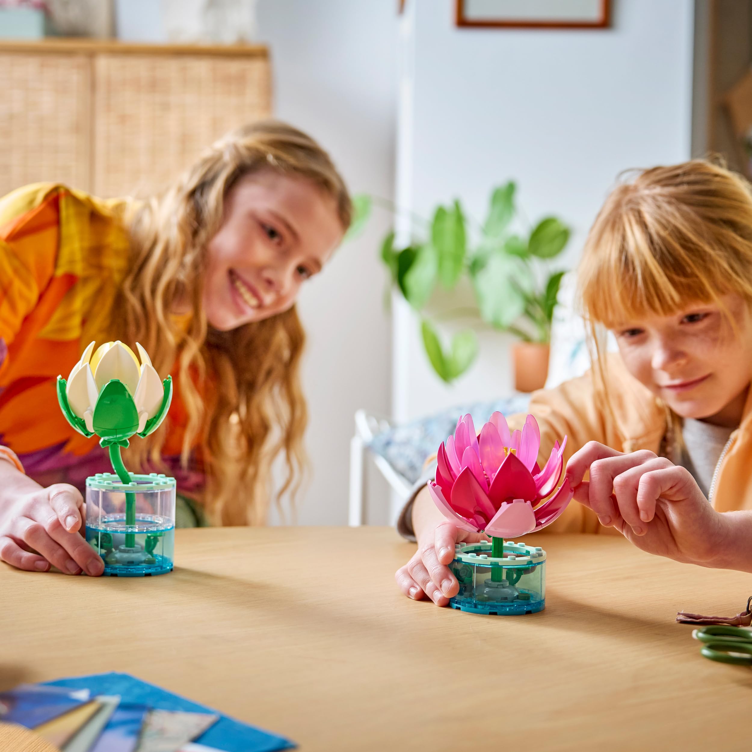 LEGO Botanicals Seerosen - Kunstblumen Set mit 2 künstlichen Topfpflanzen in transparenten Vasen - DIY Kinderzimmer Deko - Geschenk für Mädchen ab 9 Jahren & Erwachsene Blumenliebhaber - 11511