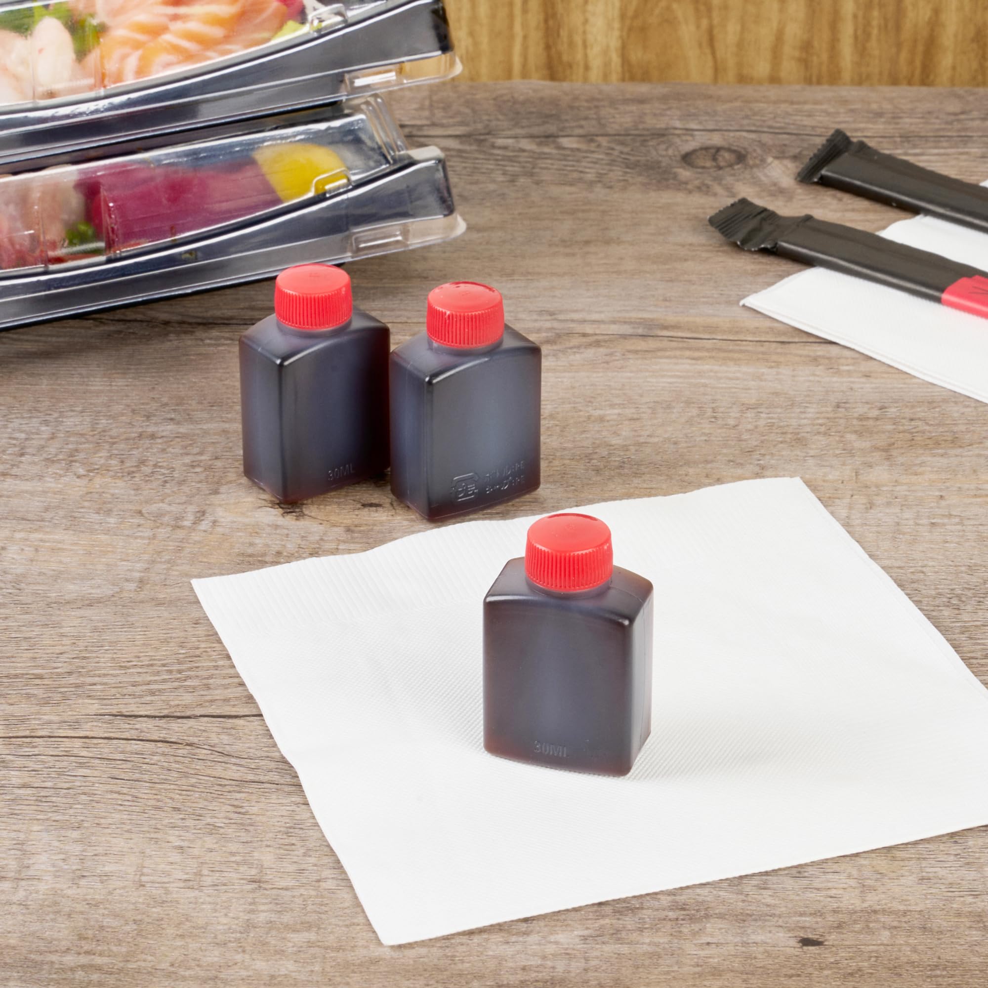 Restaurantware -Bento Tek - Mini botellas de salsa de soja de 1 onza, 100 mini botellas desechables para condimentos con tapas rojas, paquete de condimentos, vinagre o salsa, botellas de plástico