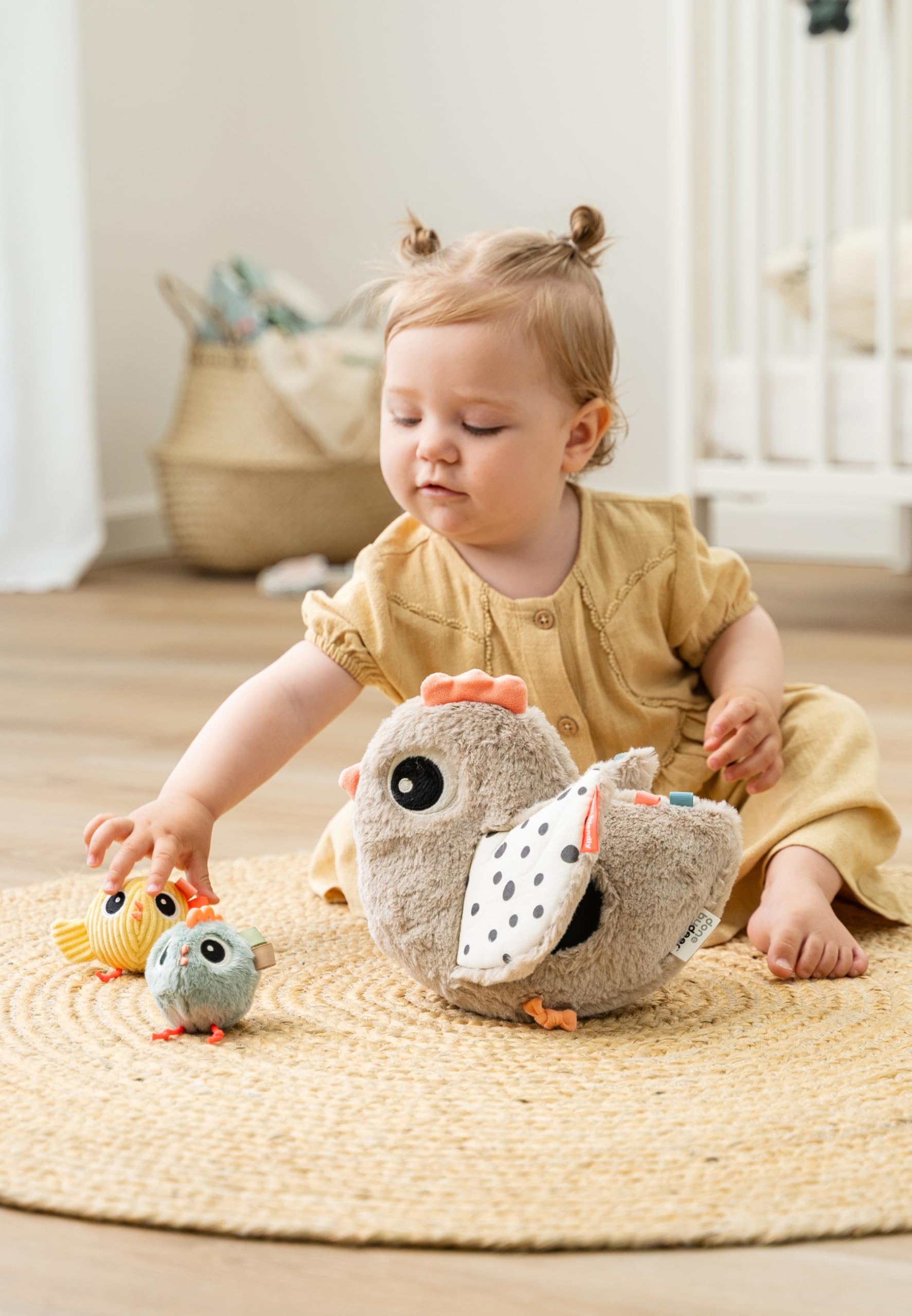 Done by Deer Juego de Ocultación y Descubrimiento – Clucky – Arena | Juego Sensorial y de Motricidad para Bebés a Partir de 6 Meses | Con Pollitos, Espejo y Mordedor | Fomenta la Motricidad Fina y la