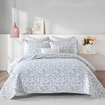 Cotton Queen Quilt Set, Misty Blue Reversible Floral Bedspread | Chic Modern Farmhouse Decor, Quilted Bedding Set with Shams, Lightweight Bed Comforter for All Seasons, 3 Piece
