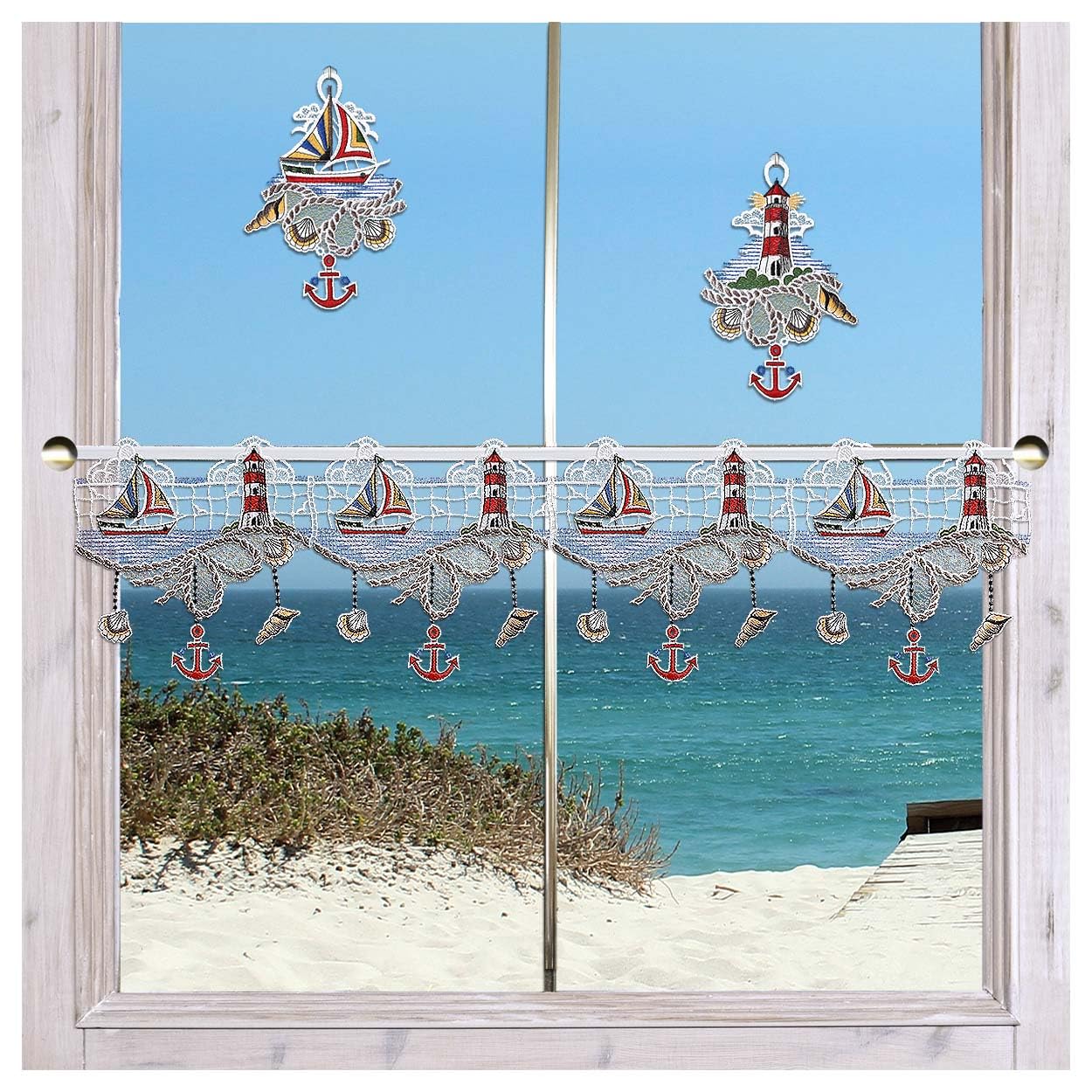 Maritime Feenhaus-Scheibengardine Meeresbrise | Badgardine mit Strandfeeling aus Vogtländischer Spitze - Kunstvoll gesticktes Urlaubsflair mit Leuchtturm, Segelboot, Muscheln Höhe x Breite 19 x 55 cm