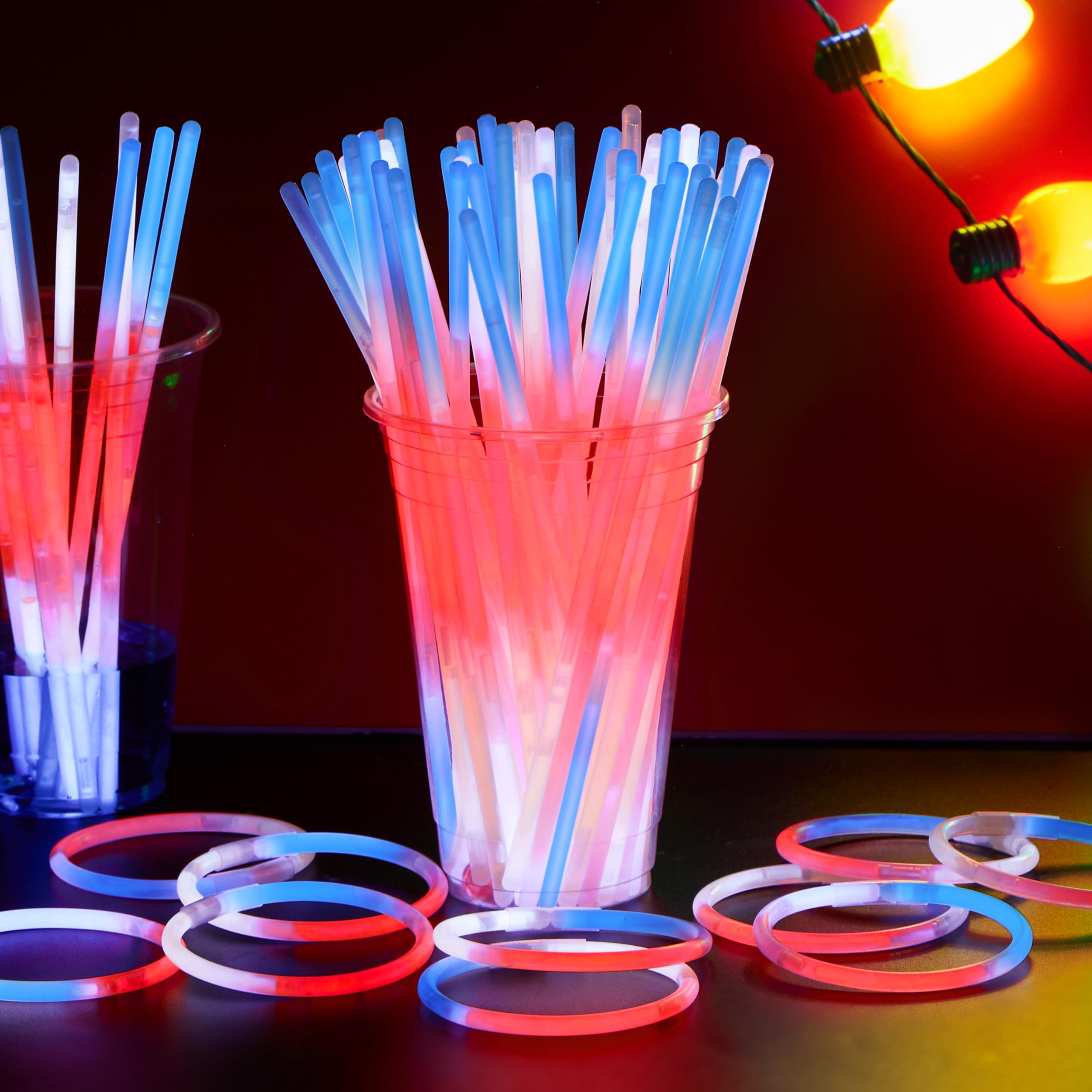 JOYIN Leuchtstäbe für den 4. Juli mit Steckern, Rot, Weiß, Blau, 3 Farben in 1, leuchtet im Dunkeln, leuchtende Armbänder und Halsketten für Kinder und Erwachsene, Partyzubehör für den