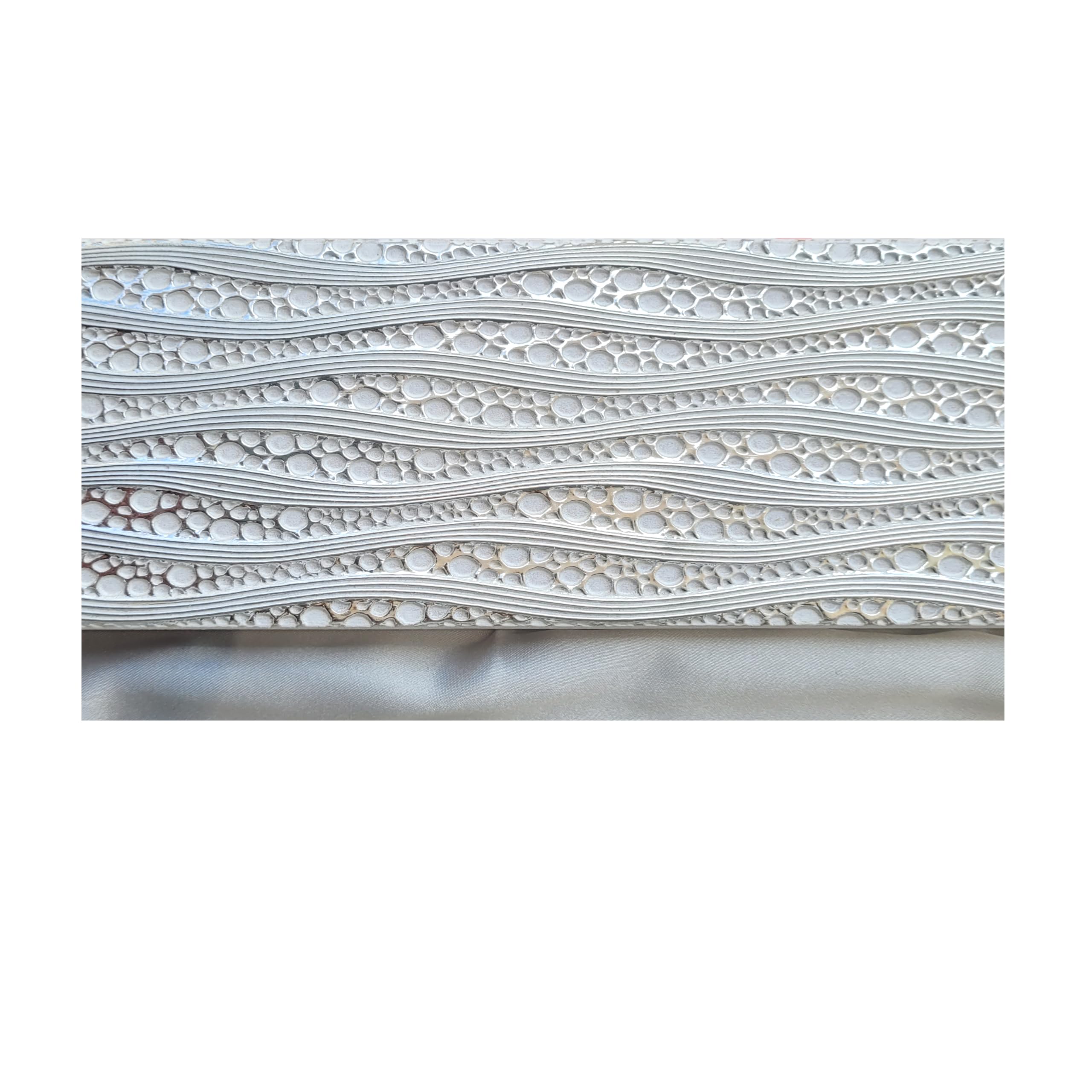 Generico SET TARGA PERSONALIZZABILE IN METALLO CON CORNICE ARTIGIANALE IN LEGNO (bianco-argento)