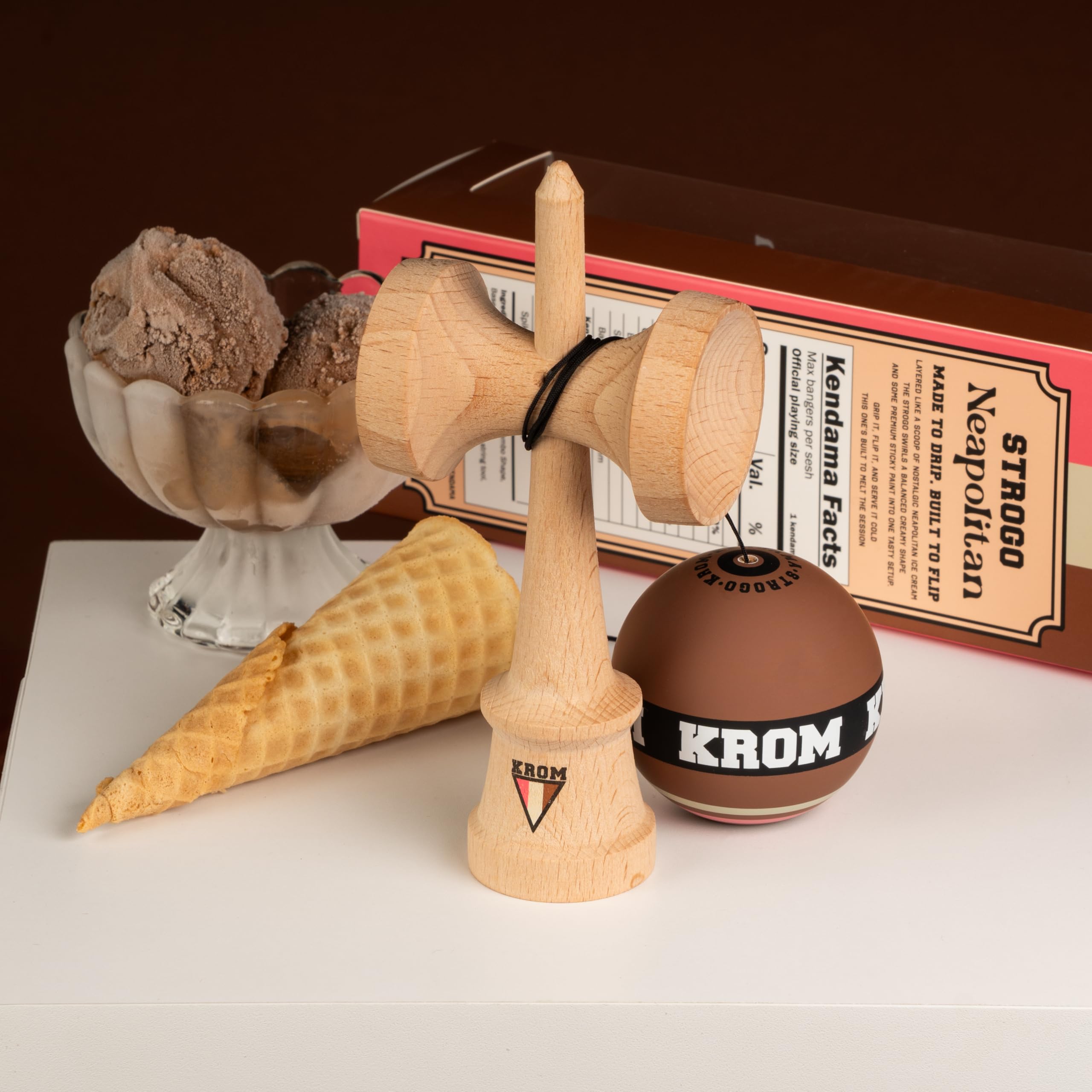 KROM Kendama STROGO Neapolitan Chocolate – Kendama in Legno per Principianti e Giocatori avanzati – Gioco di abilità per Uso Indoor e Outdoor – Giocattolo in Legno con Corda e Sfera