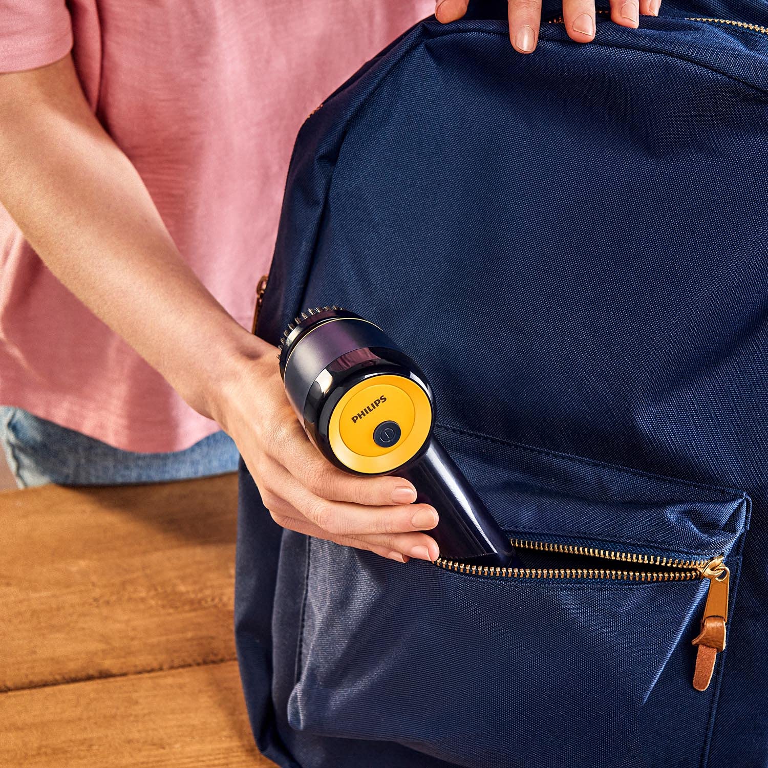 Philips Dampfglätter-Set - Dampfglätter STH3020/10, faltbar inkl. Aufbewahrungstasche + Sneaker Cleaner GCA1000/60 inkl. 4x AA Batterien, 3 Bürstenaufsätze